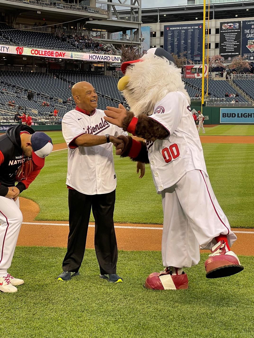 FSM President Panuelo shakes the hand of the Washington Nationals’ mascot, Screech.