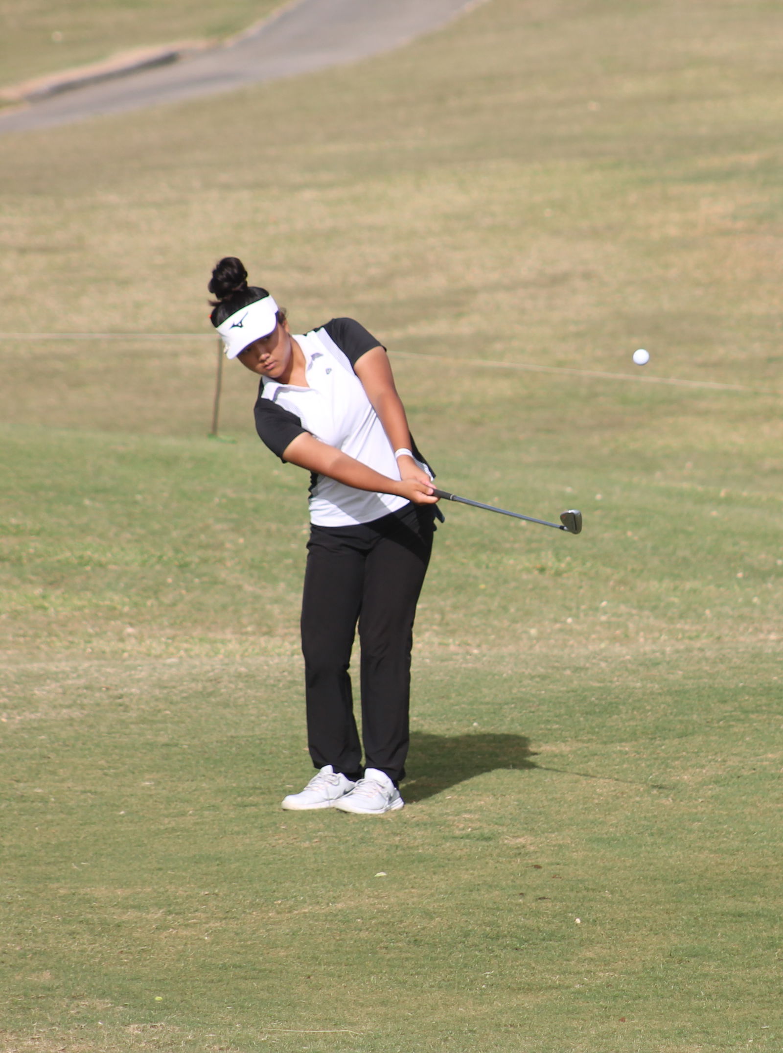 Zhi Min Jin attempts the greenside chip.