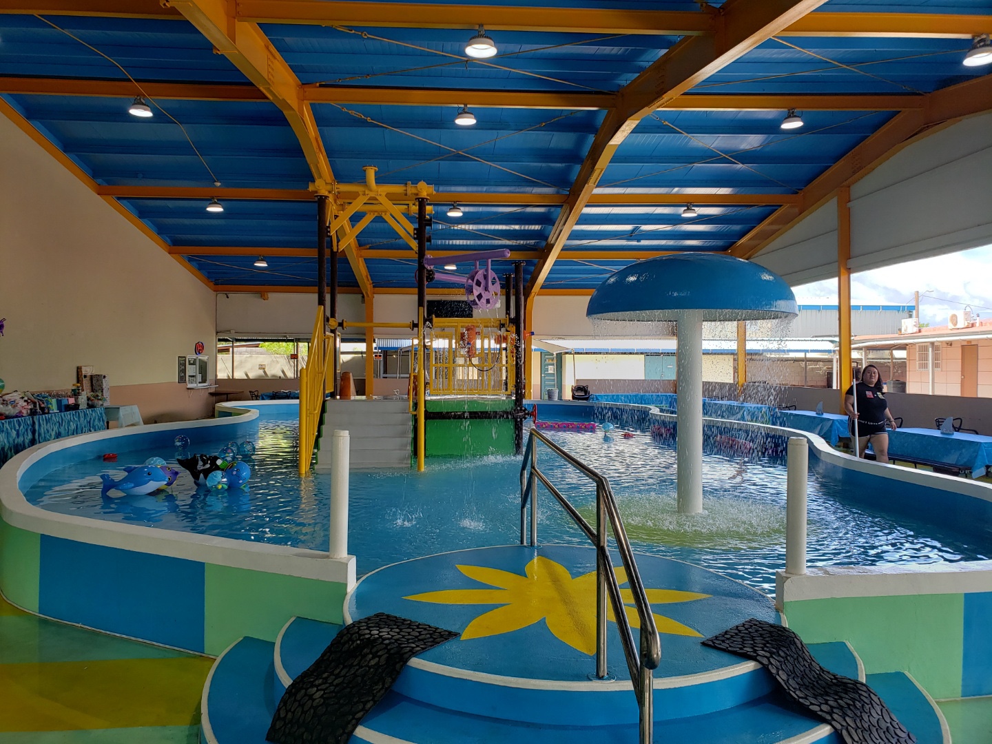 Indoor water play is ideal for children’s birthday parties.