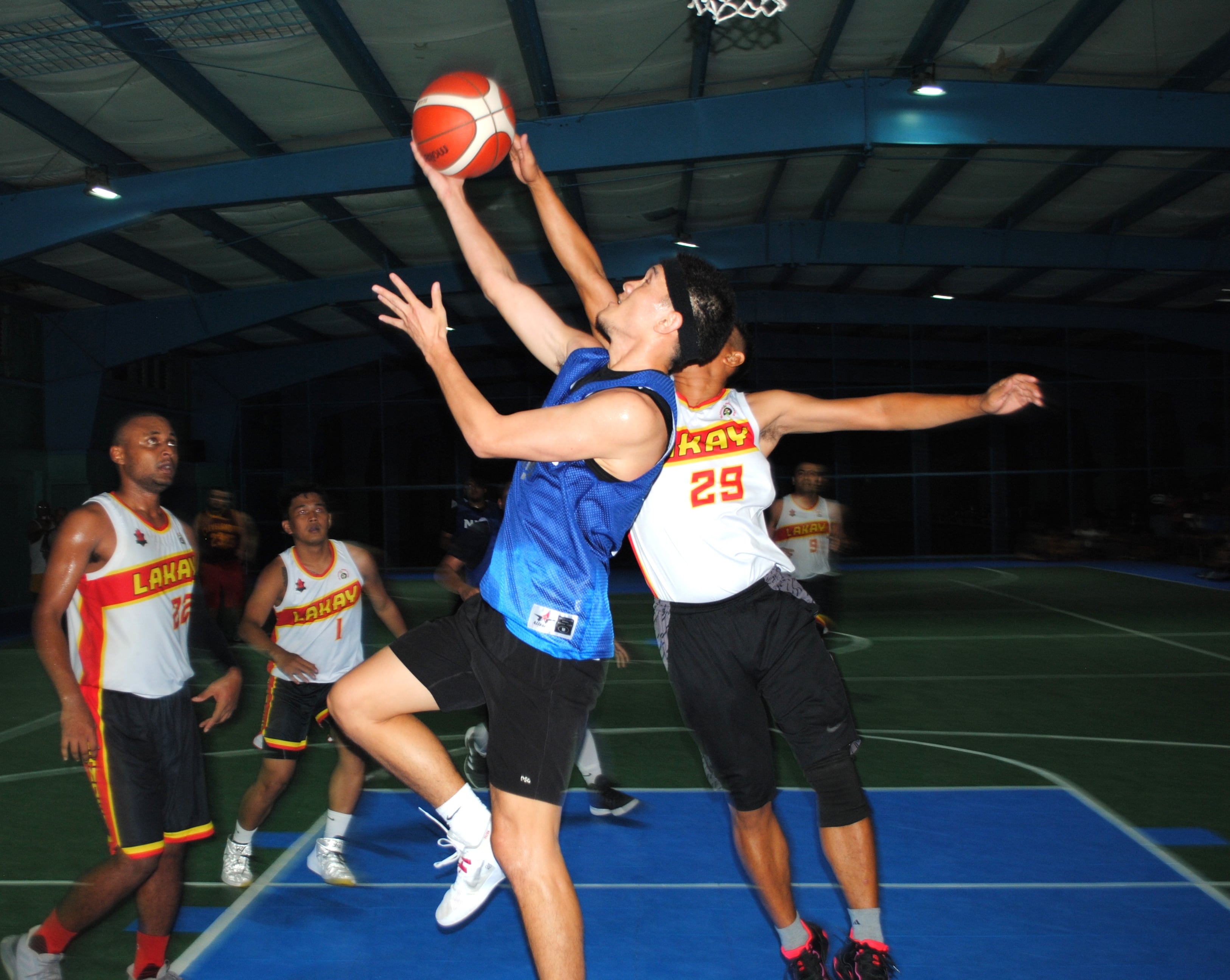 Team Marianas Deleon Guerrero extends for the reverse finish.