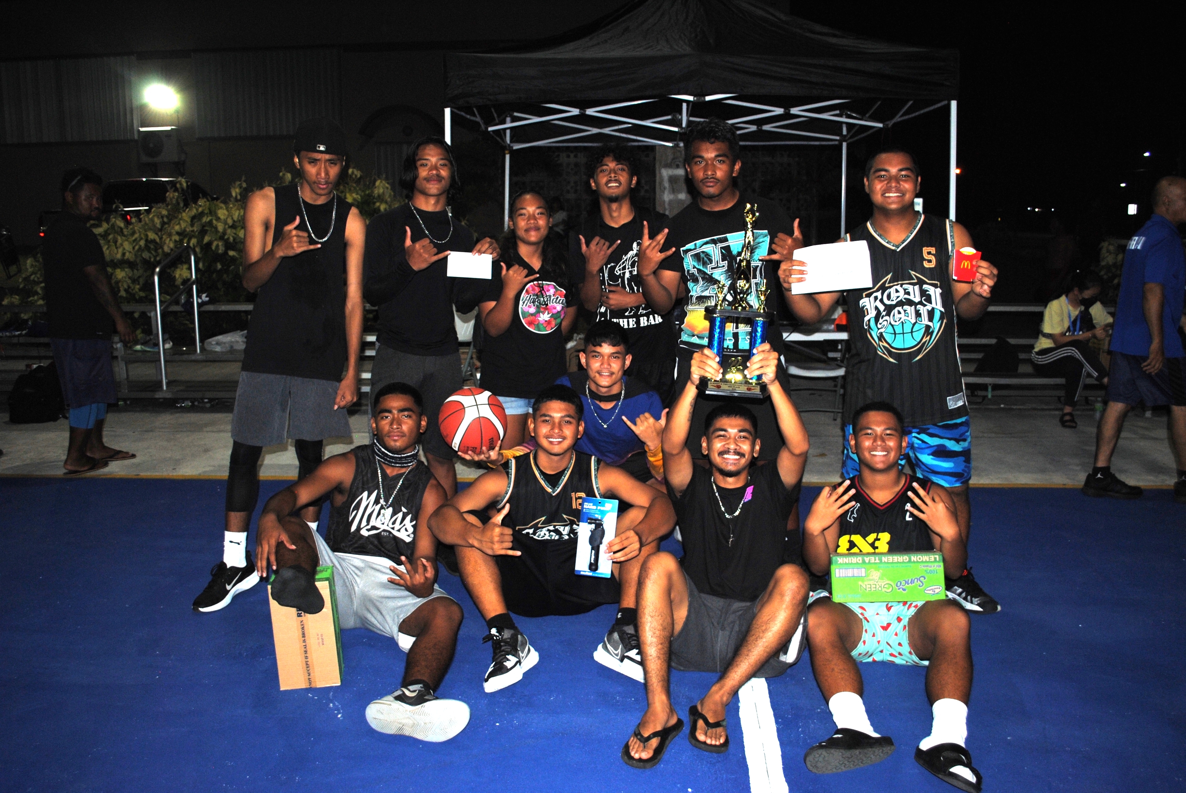 The Utu Bangers pose with the 3rd place trophy.