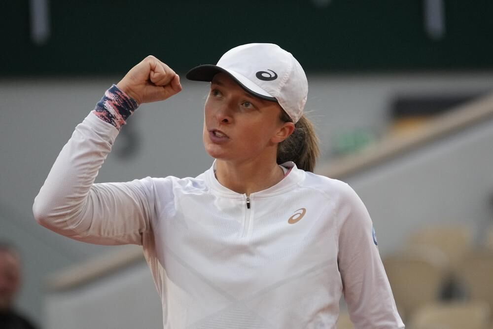 Poland's Iga Swiatek celebrates as she defeats China's Qinwen Zheng during their fourth round match of the French Open tennis tournament at the Roland Garros stadium Monday, May 30, 2022 in Paris. Swiatek won 6-7, 6-0, 6-2.
