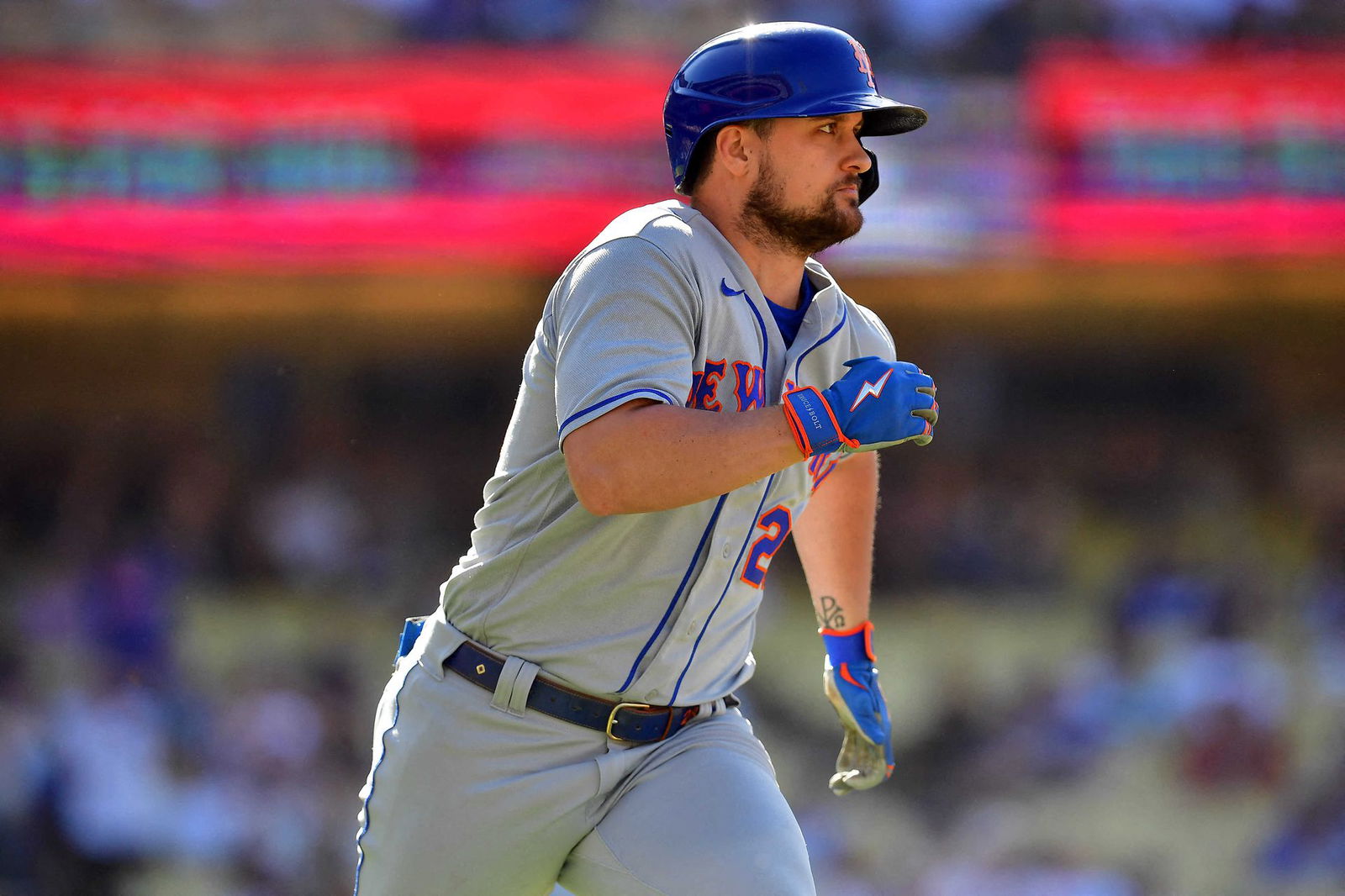 New York Mets designated hitter J.D. Davis (28) runs after hitting an RBI double against the Los Angeles Dodgers during the tenth inning at Dodger Stadium in Los Angeles, California on June 5, 2022.