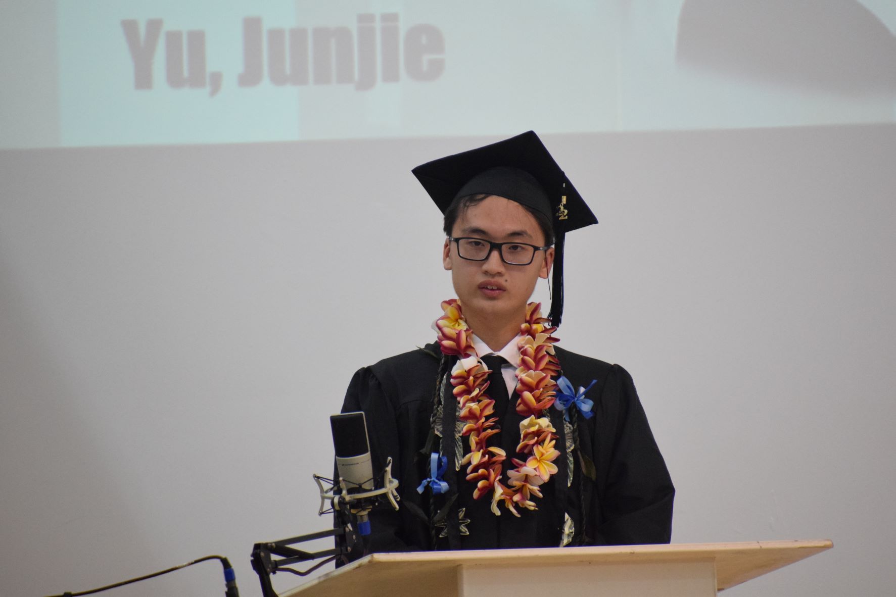 The President's Award recipient, Yu Jun Jie, delivers his speech.