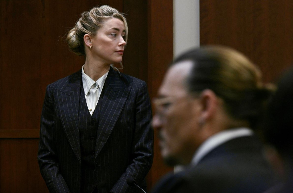 Actors Amber Heard and Johnny Depp wait in a courtroom of the Fairfax County Circuit Courthouse in Fairfax, Virginia,  May 17, 2022.