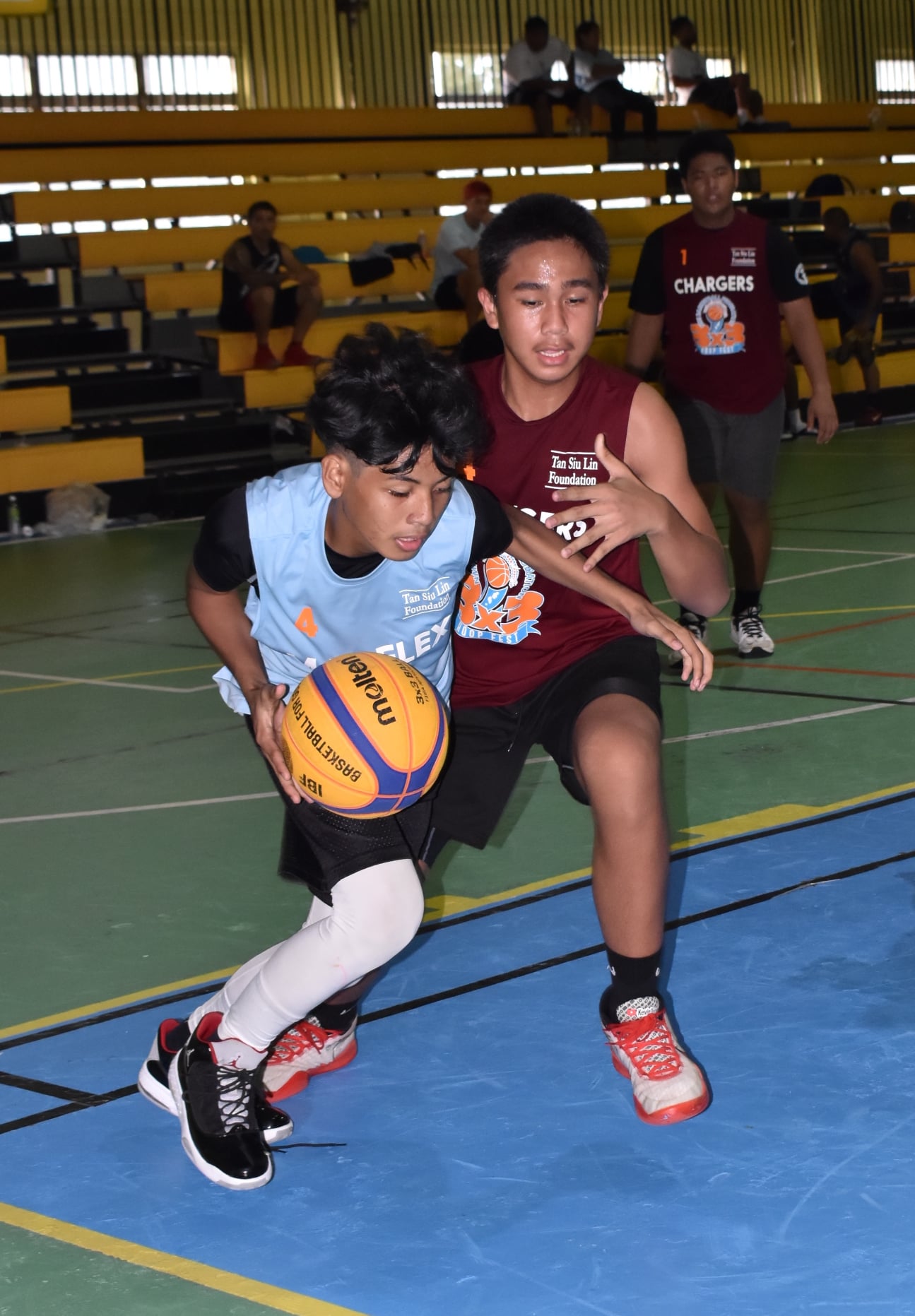 A Madflex player, left, drives baseline against a Chargers defender during last year’s NMIBF 3x3 Hoop Fest at the Gilbert C. Ada Gymnasium. The Northern Mariana Islands Basketball Federation is hosting a series of 3x3 competitions starting next month at the Gillette Multipurpose Gymnasium.