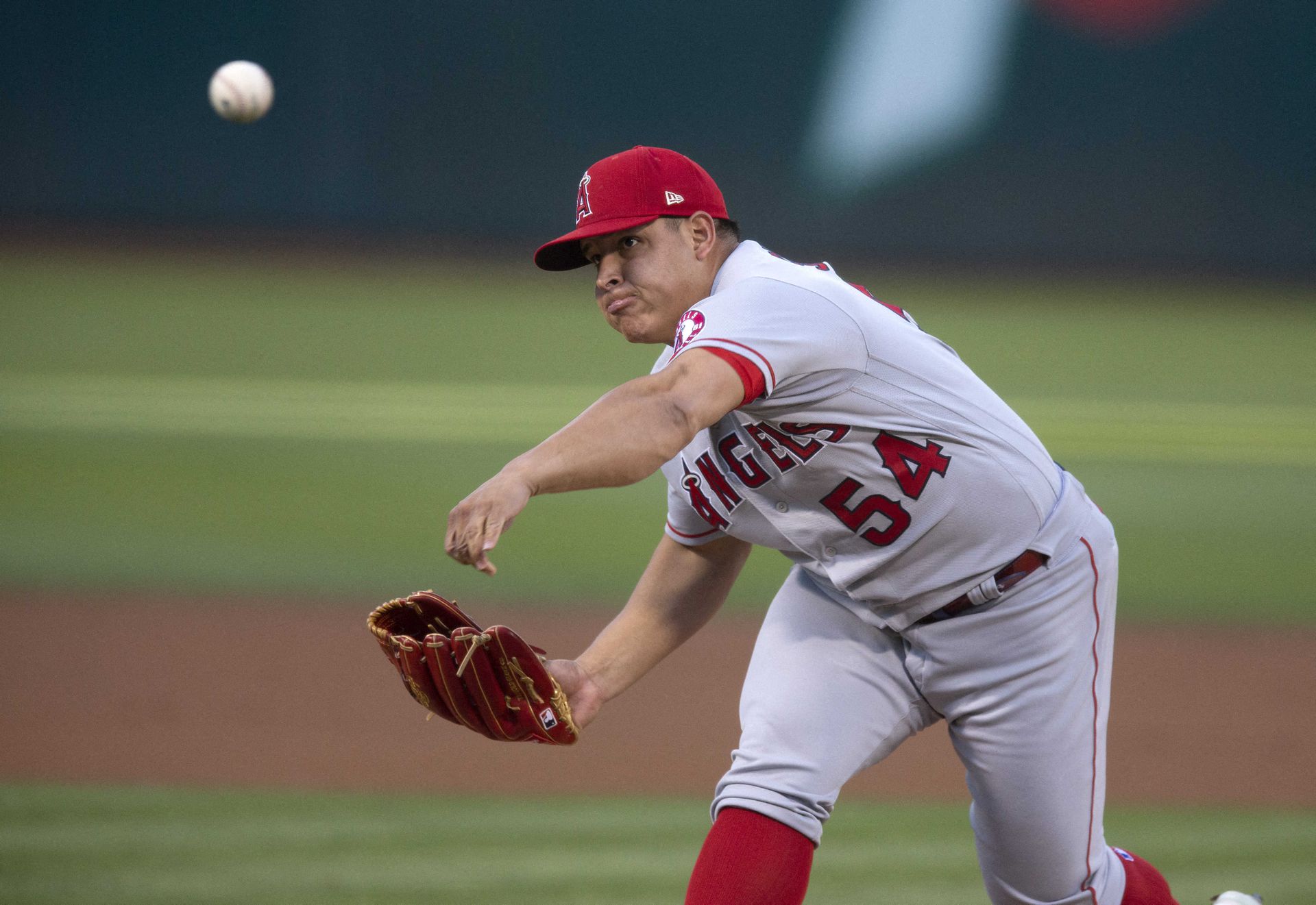 Los Angeles Angels starting pitcher José Suárez (54) delivers a pitch against the Oakland Athletics during the second inning at RingCentral Coliseum in Oakland, California, Aug. 8, 2022.