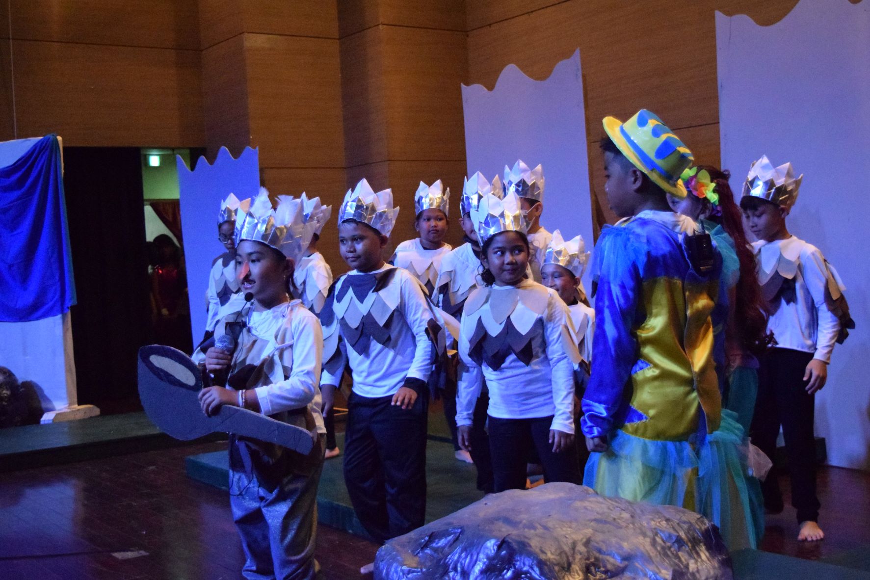 Scuttle with the sea gulls, John Rey Daca, Emmjie Escano and Liam Espiritu, as Ariel and Flounder look on.