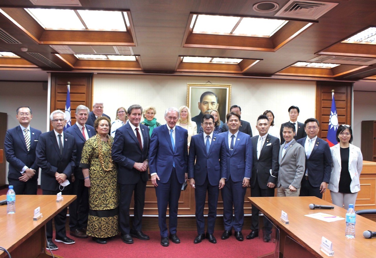 The visiting U.S. congressional delegation with President Tsai Ing-wen and other Taiwan leaders.