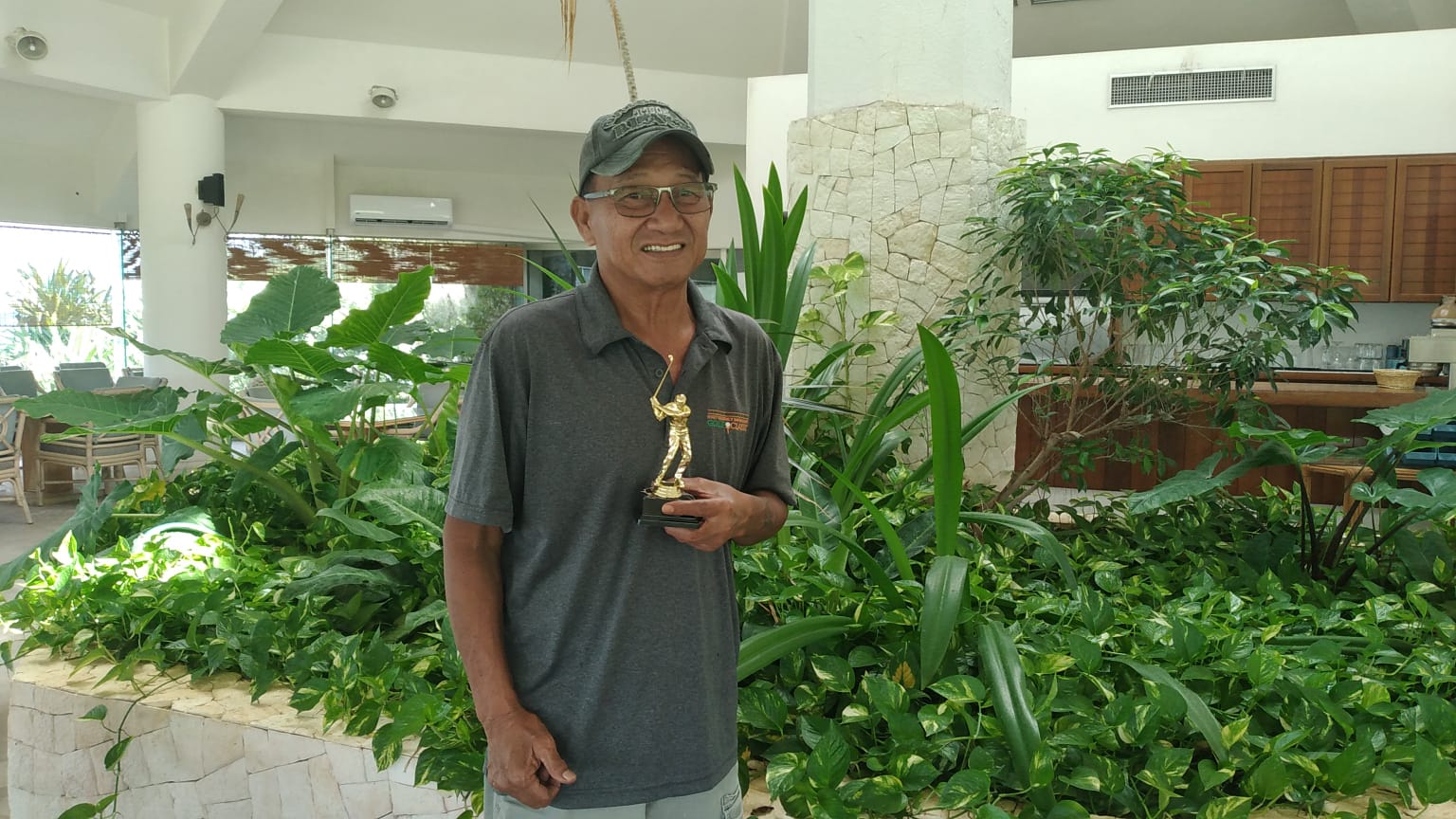 Familia Golf Association congratulates Grina Mizutani on winning the Familia Golf Association August tournament held on Aug. 14, 2022 at their home course, Kingfisher Golf Links.  He was awarded a trophy and a golf certificate.