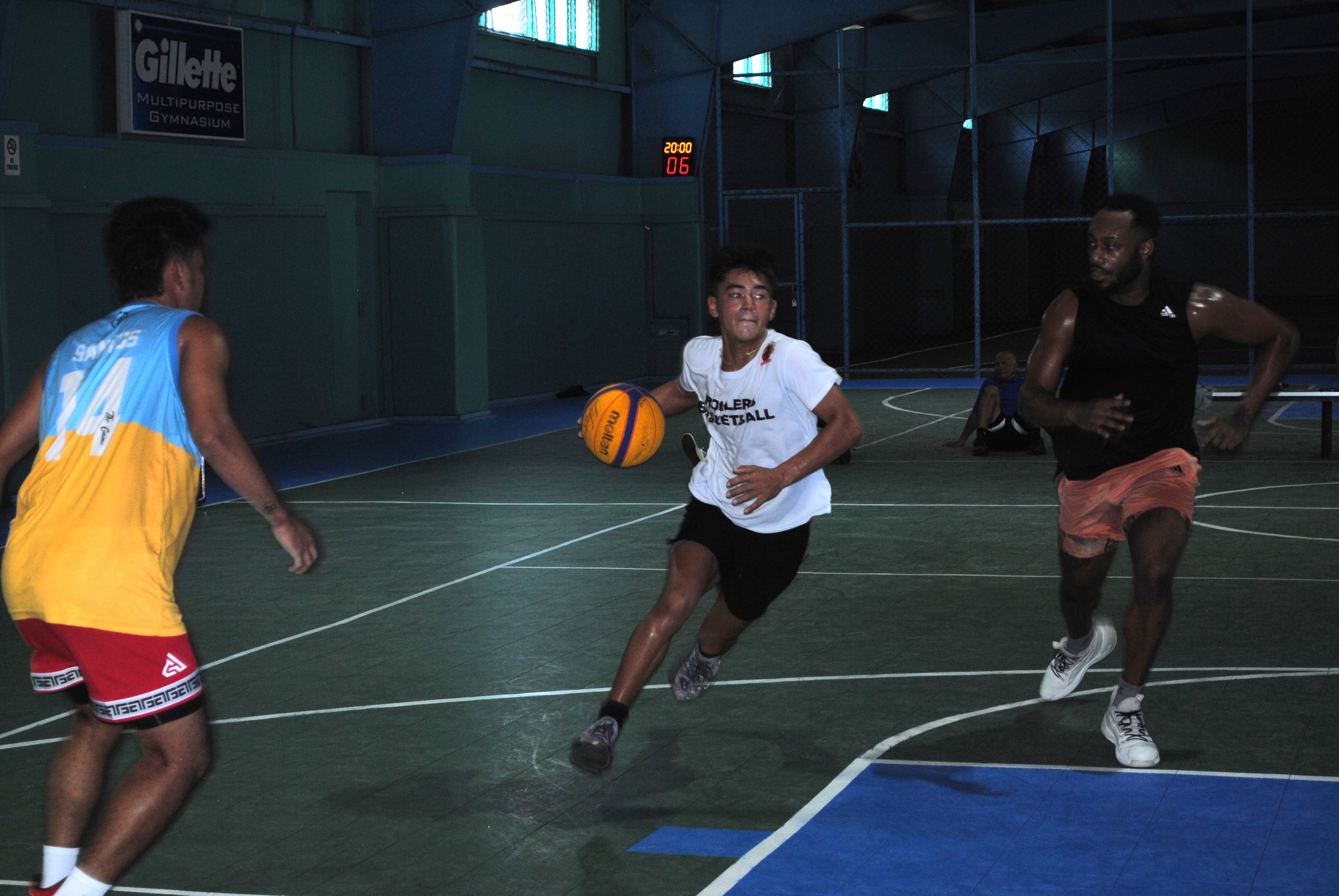 Matthew Richardson drives past two defenders.