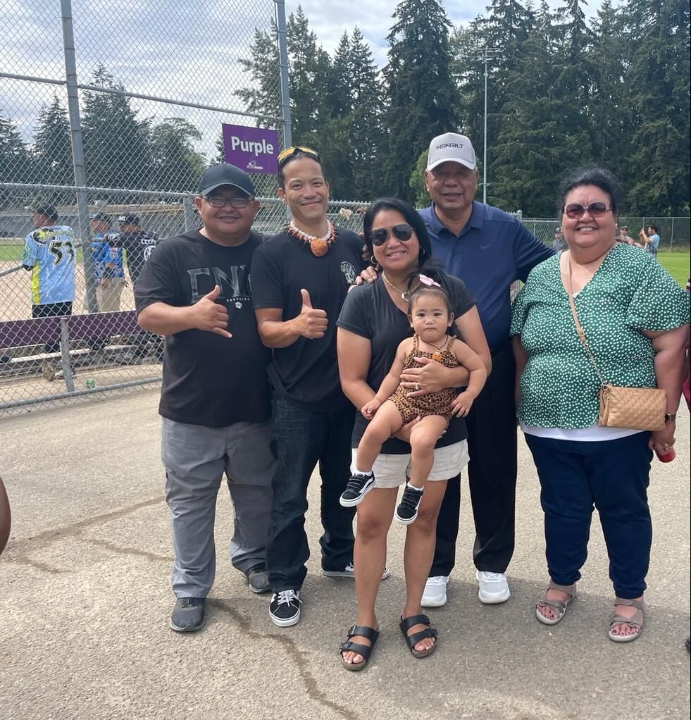 Independent lt. gubernatorial candidate Saipan Mayor David M. Apatang poses with supporters during  the CNMI Labor Day Softball Tournament in Tacoma, Washington on Tuesday.