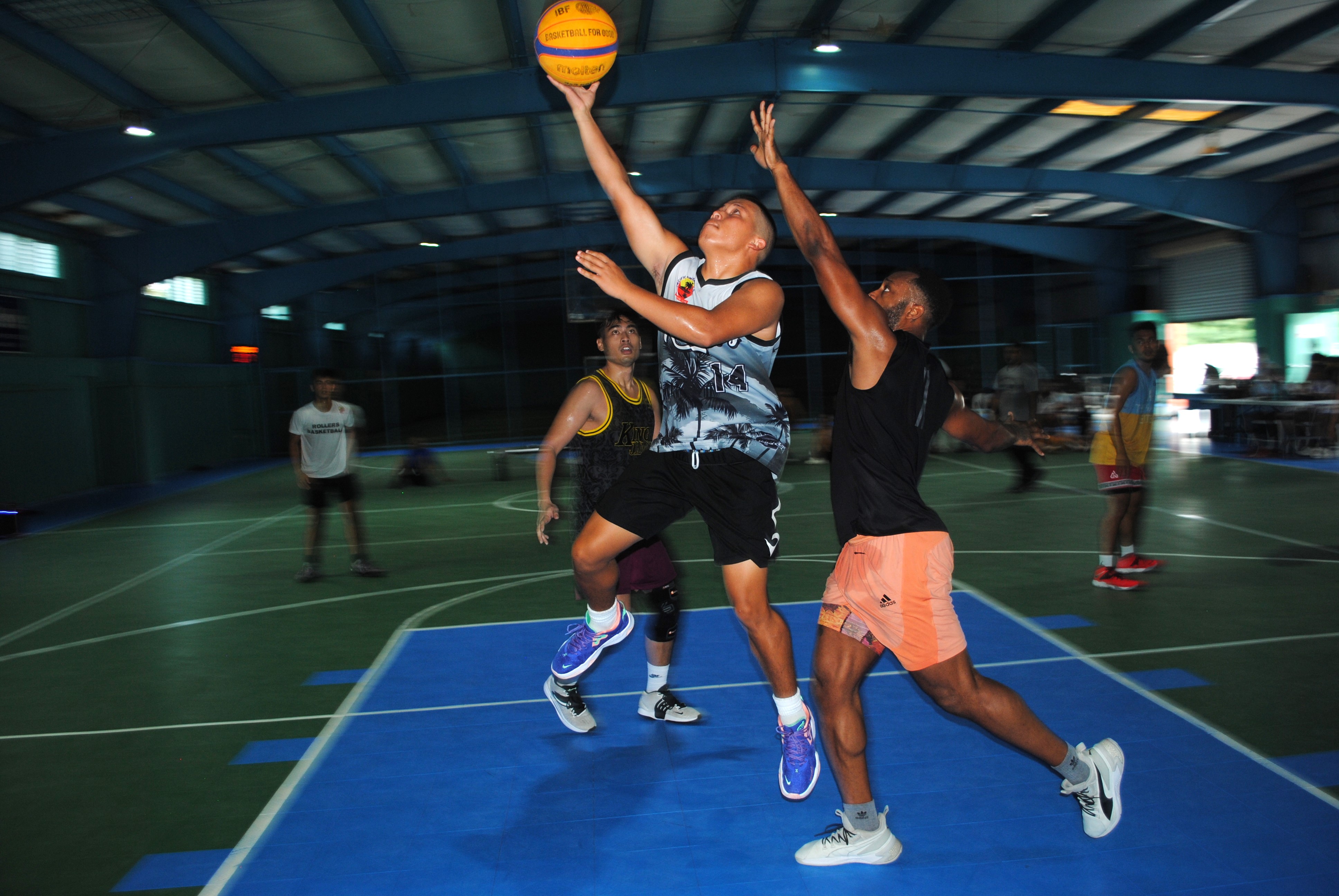 Dela Cruz extends for the reverse layup.