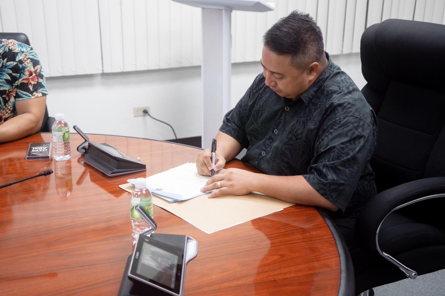 Governor Ralph DLG Torres signs House Bill 22-20 into law. Authored by House Vice Speaker Blas Jonathan T. Attao, the bill is now Public Law 22-21.