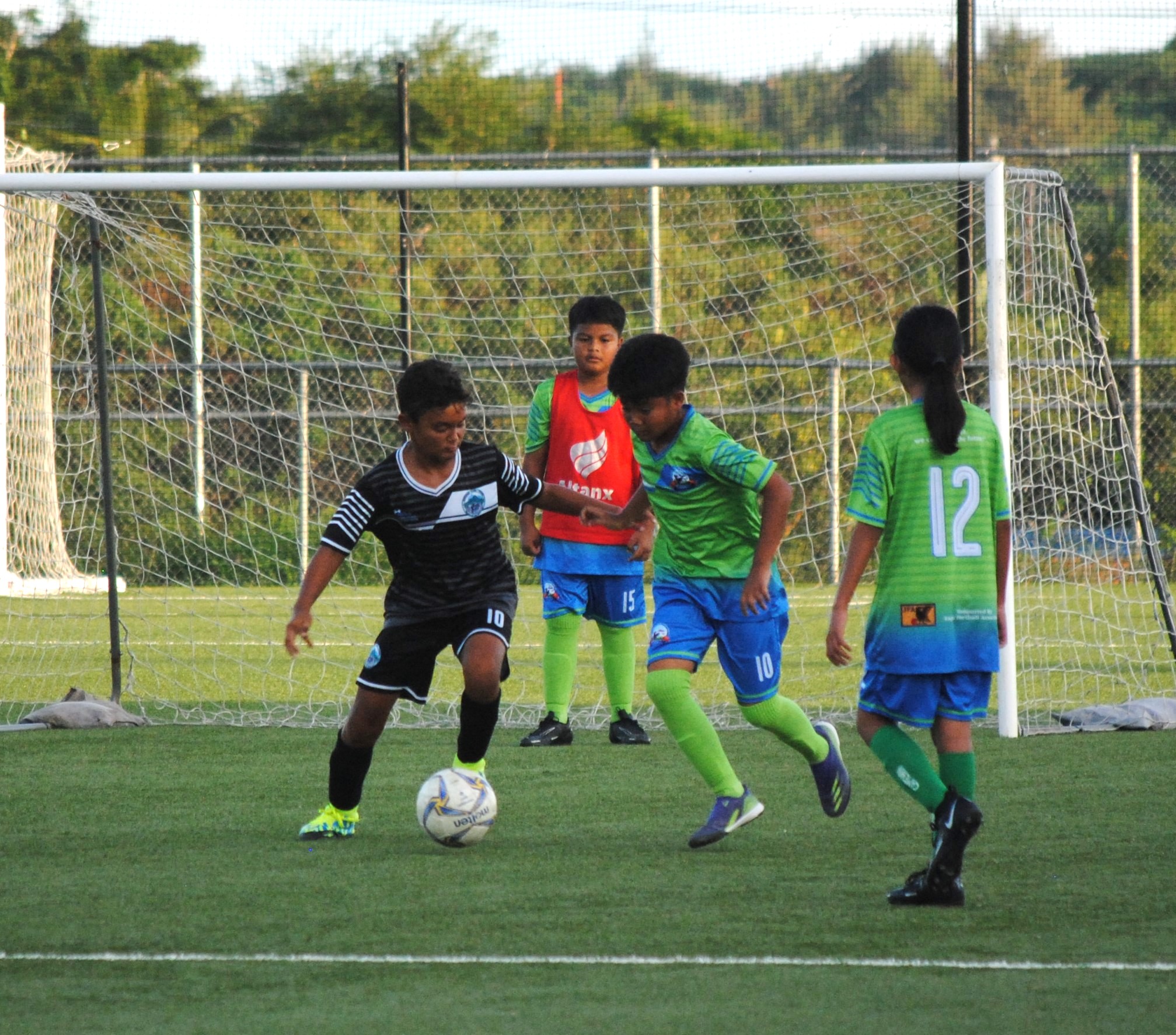 GES 1's Kanoa Owens and WSR 2's Aldric Antonio battle for possession.