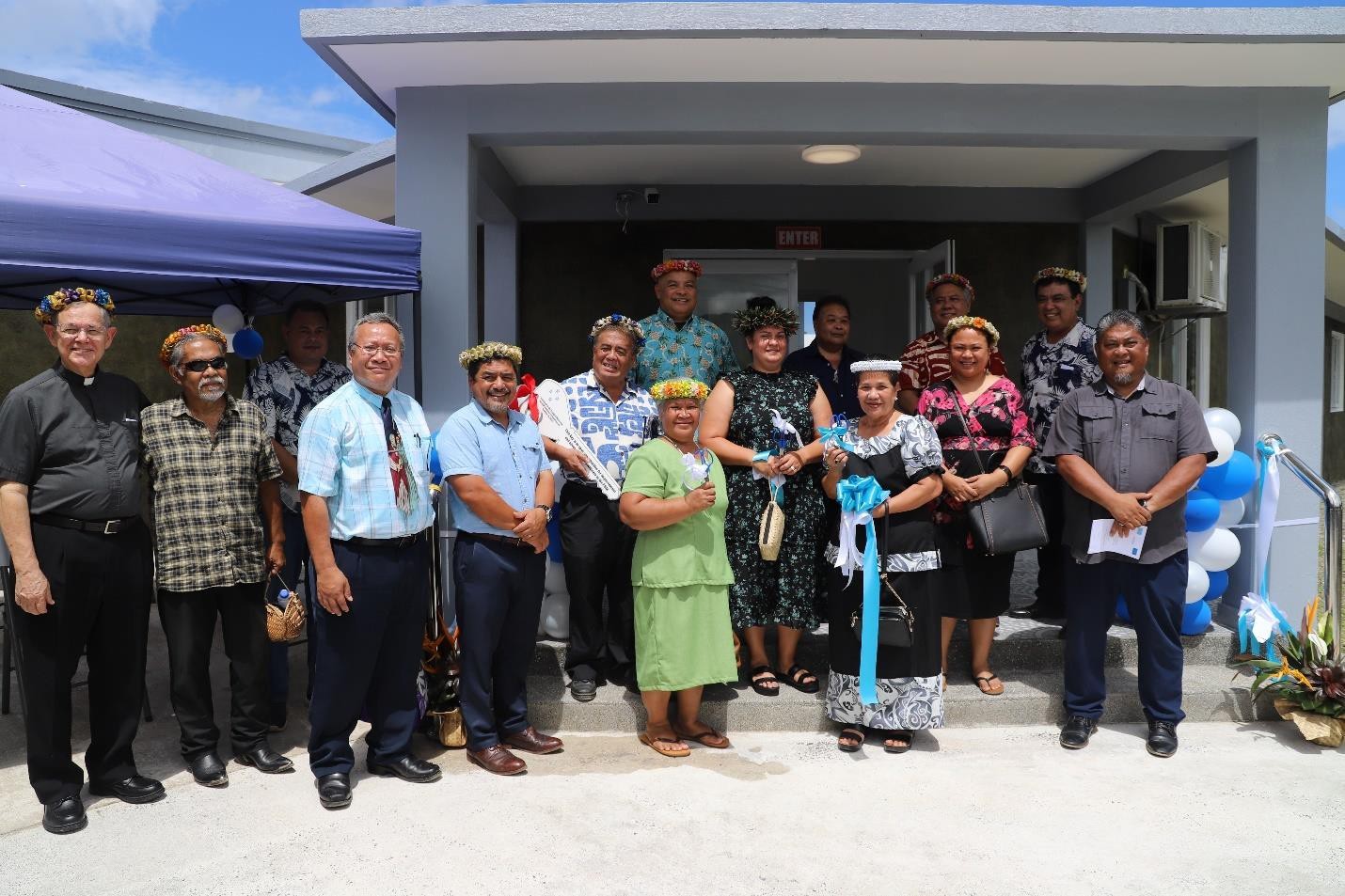 Dignitaries, officials, and other distinguished guests pose for a group photo.