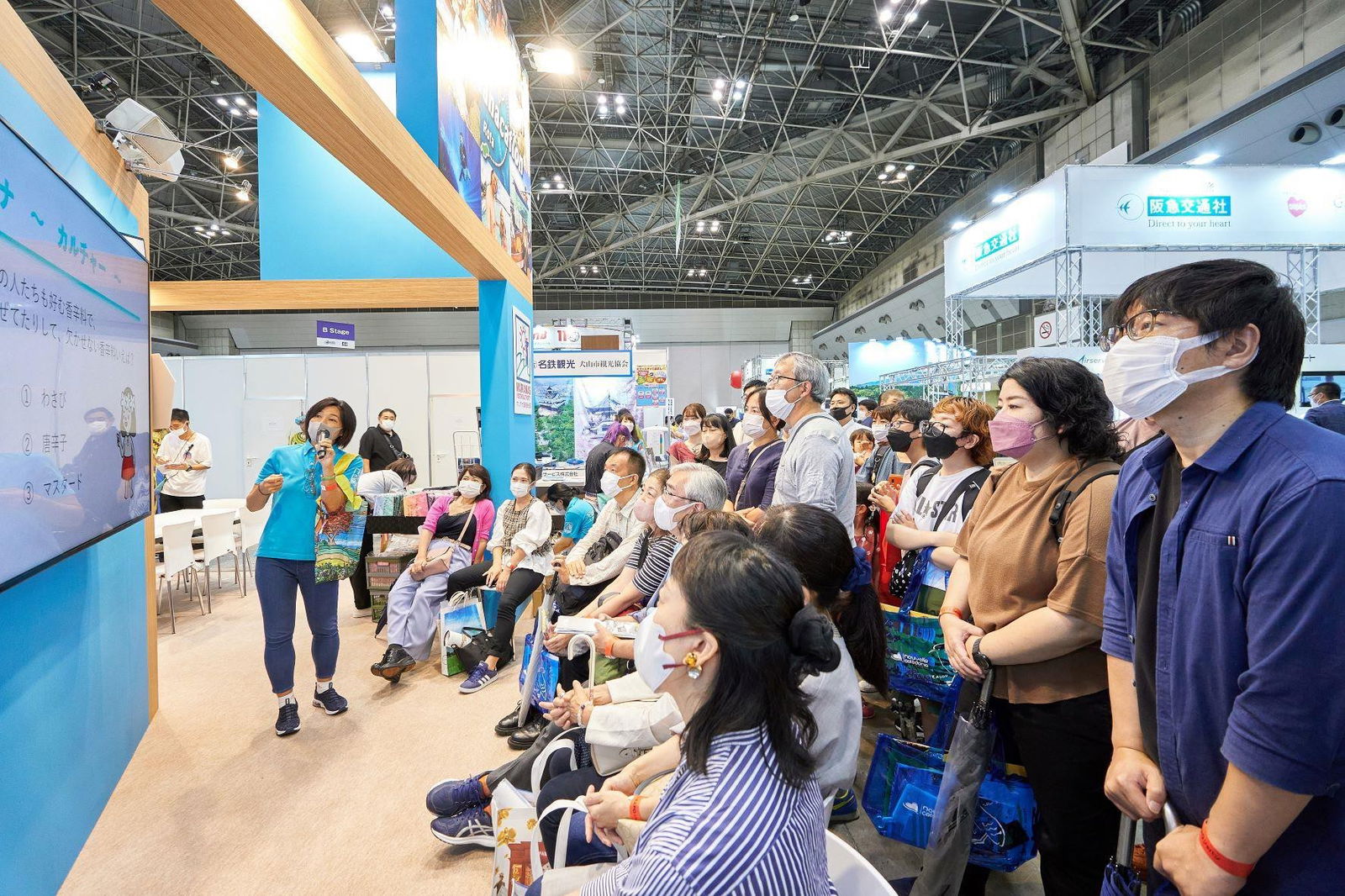 Attendees of JATA Tourism Expo 2022 held on Sept. 22-25, 2022, in Tokyo, Japan, participate in the quiz contest at the Marianas booth.
