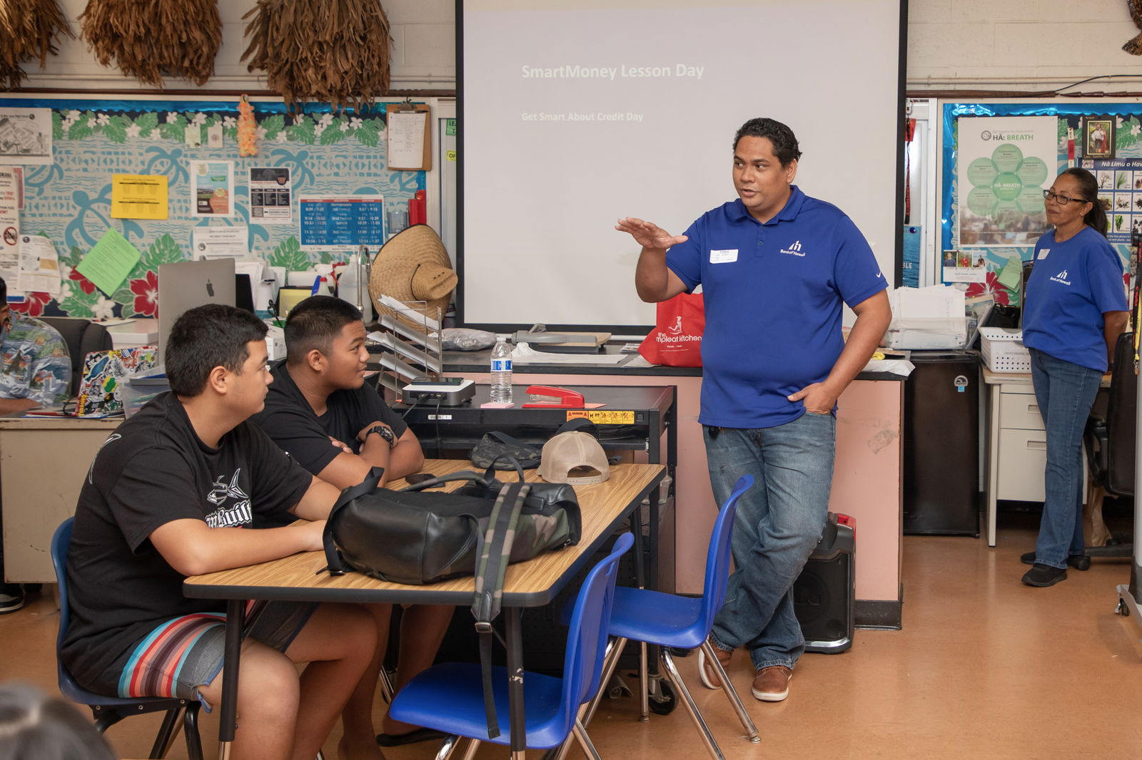 Lono Kealoha, vice president and corporate compliance officer at Bank of Hawai‘i, leads a SmartMoney Lesson Day session at Wai‘anae High School.