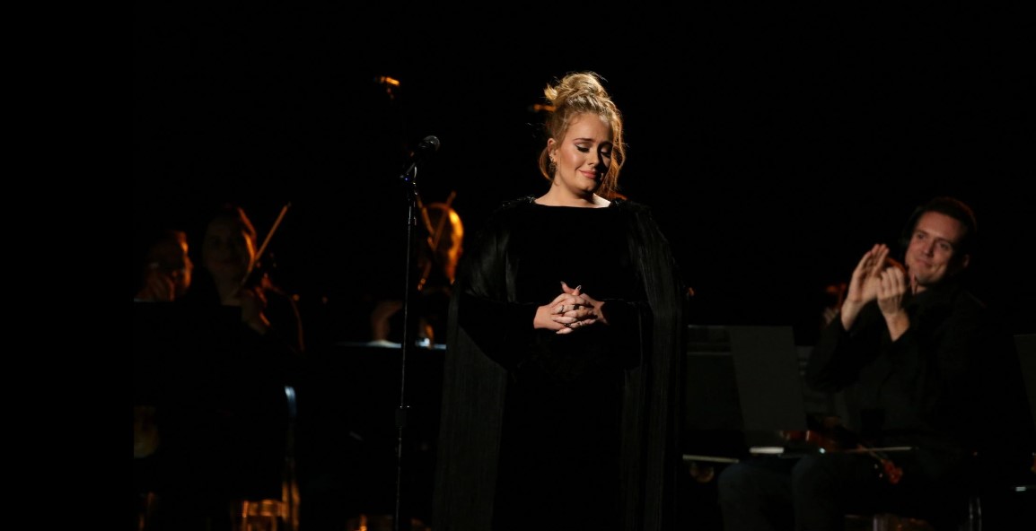 Singer Adele is applauded as he finishes her tribute to the late George Michael at the 59th Annual Grammy Awards in Los Angeles, California, Feb. 12, 2017.