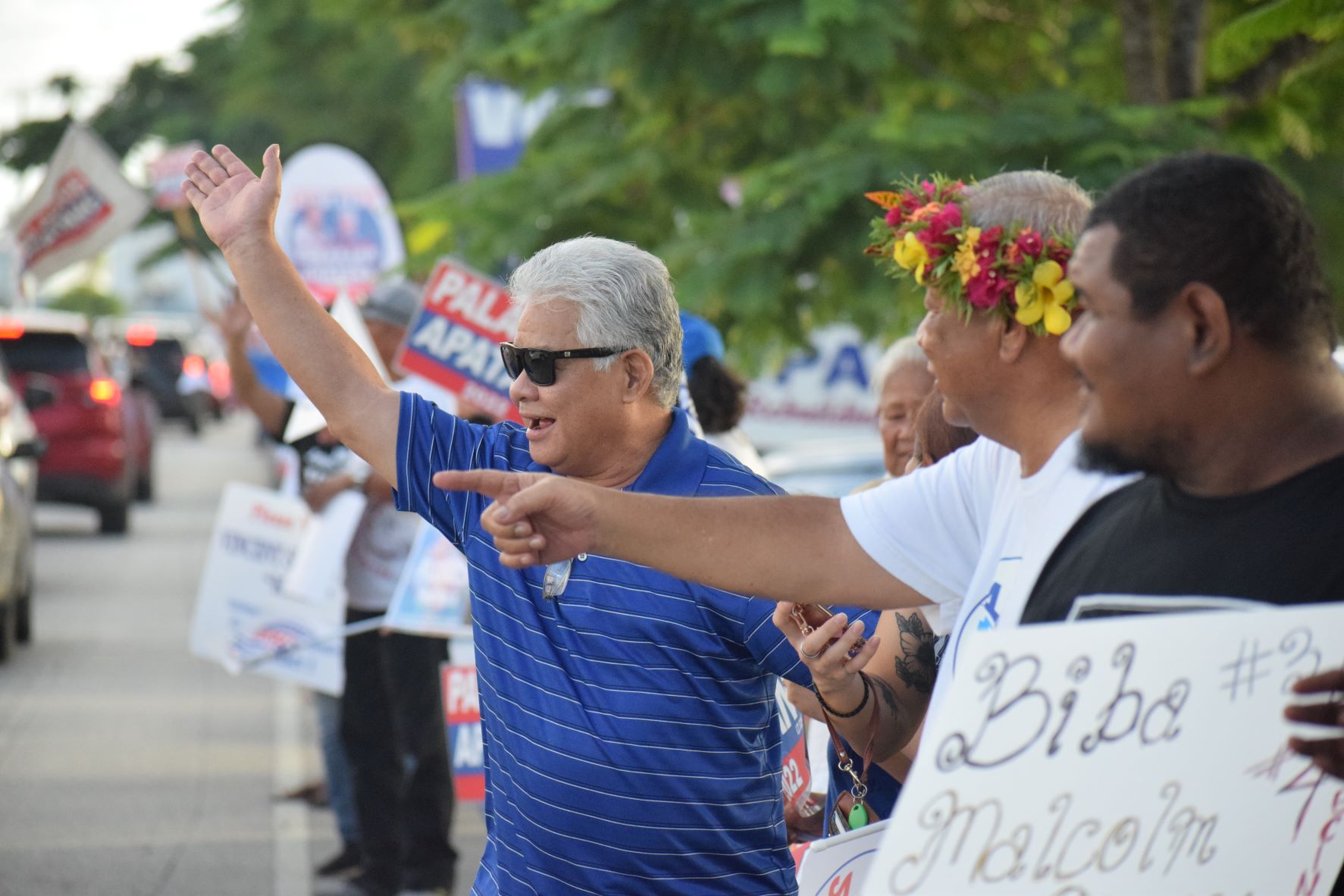 Independent gubernatorial candidate Lt. Arnold I. Palacios, center, and his running mate Saipan Mayor David M. Apatang, second right, wave to motorists on Beach Road in San Jose two weeks ago.