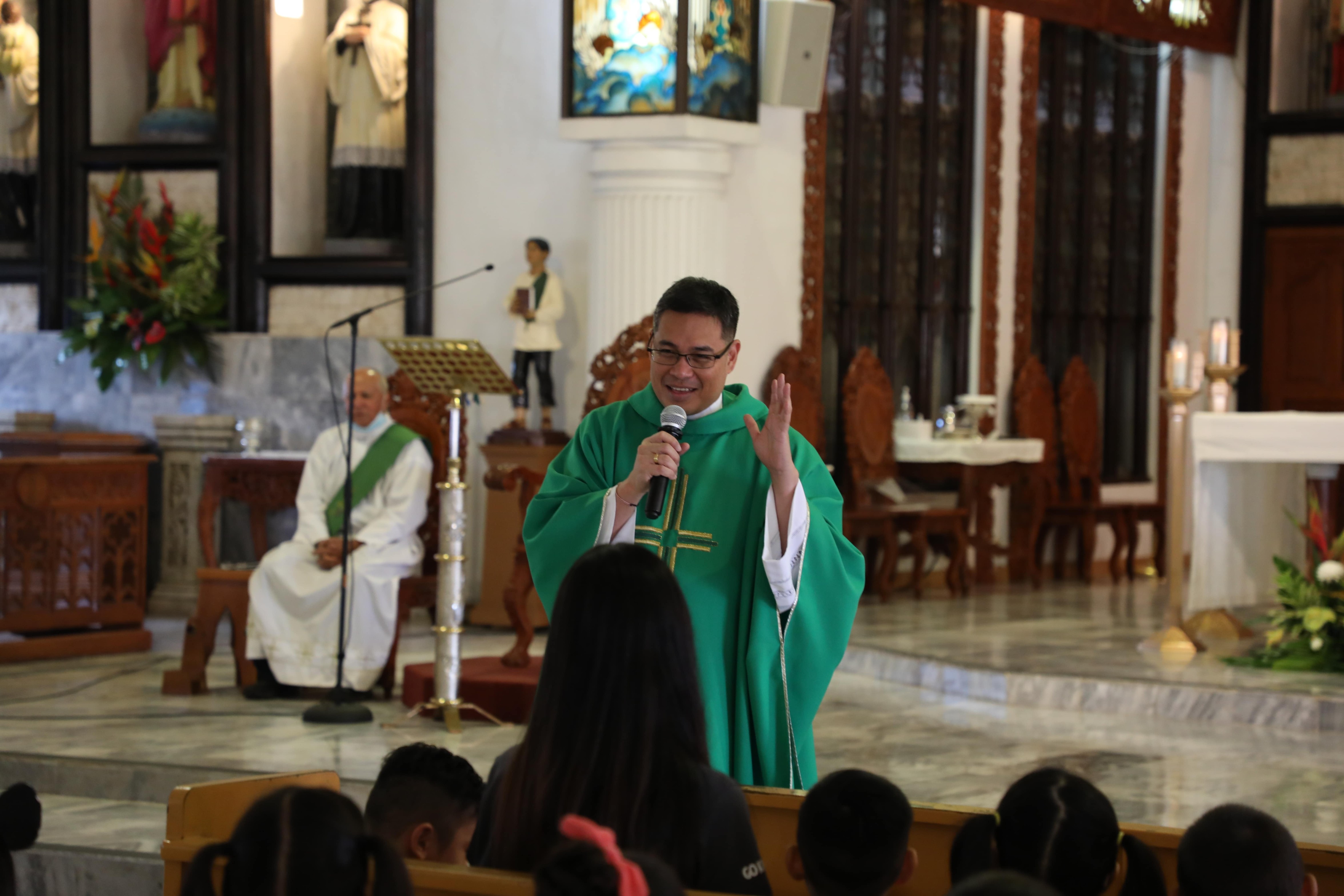 Father Kenneth Masong led Mount Carmel School's annual Thanksgiving Mass on Wednesday, November 23, 2022. In his homily, Father Ken shares with Mount Carmel School students the importance of valuing one's family, friends, and God, especially during the season of Thanksgiving.