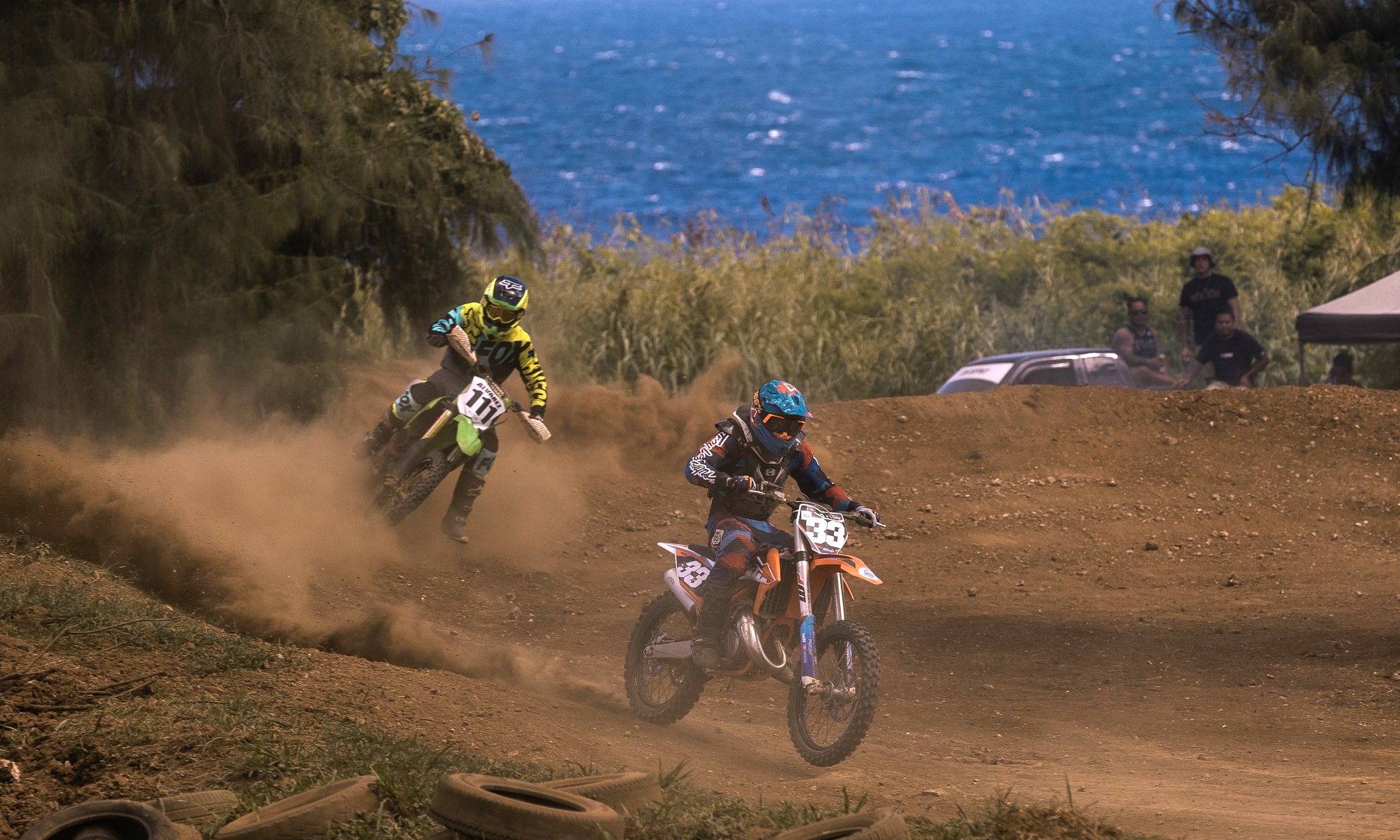 New Zealand's Tim Wenden and NMI's Cuki Alvarez battle for the position during Turkey Cross 2022 at Cow Town Raceway Park.