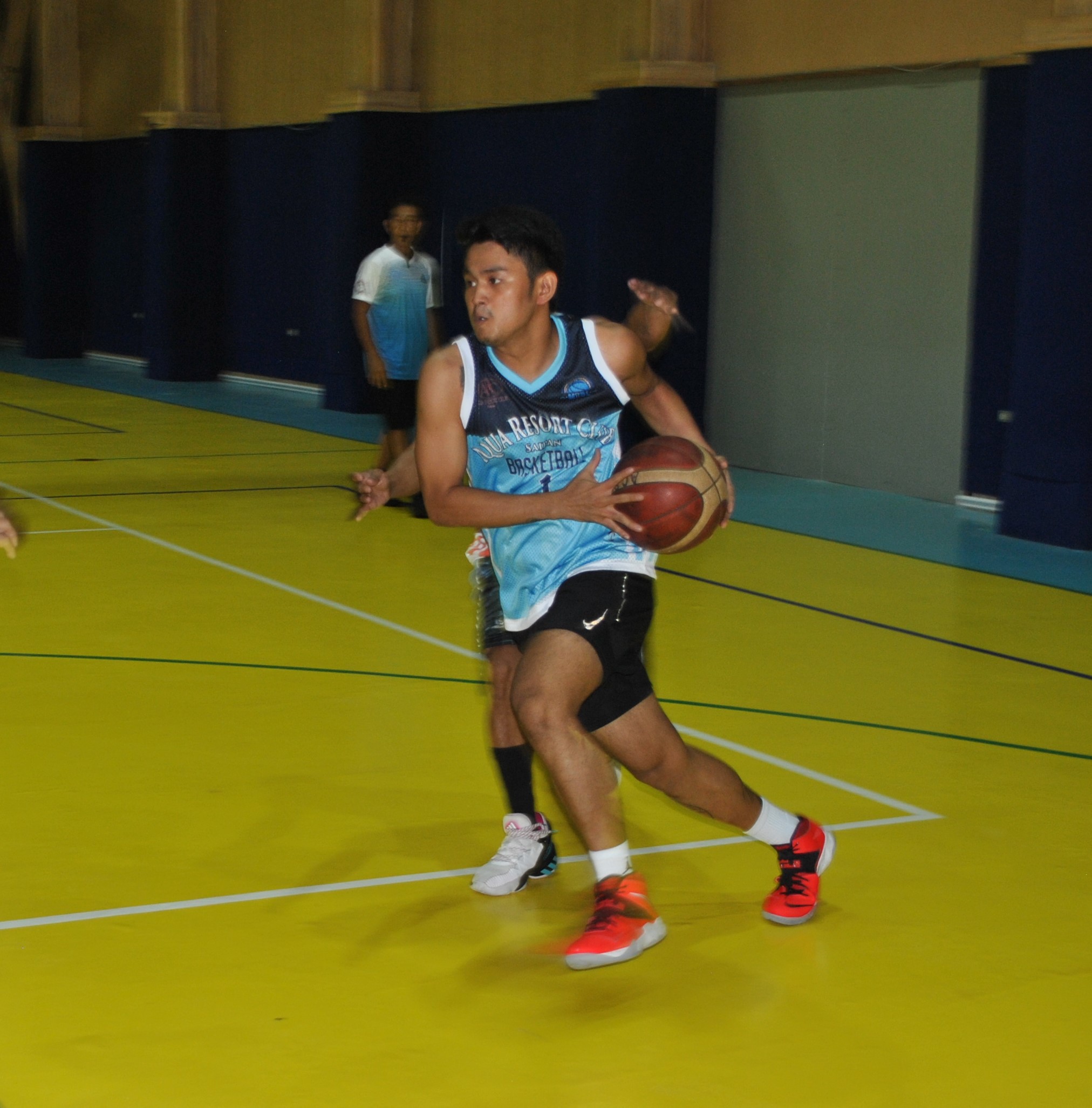 Aqua's Keith Santos protects the ball as he gathers for the layup during a 2022 IT&E MIBL Fantasy Draft Basketball Tournament game at the ACS gym.