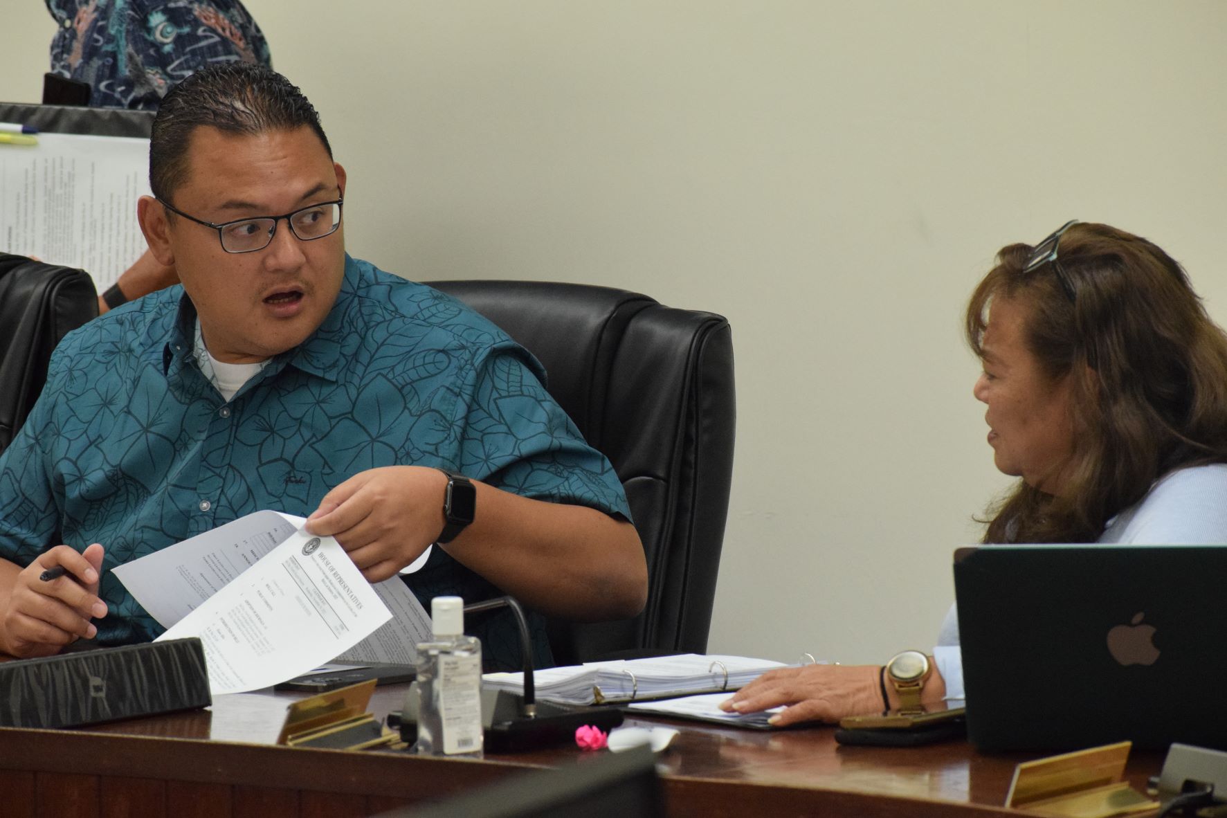 House Ways and Means Committee Chair Donald Manglona and Judiciary and Governmental Operations Committee Chair Celina Babauta confer during break from a House session on Wednesday.