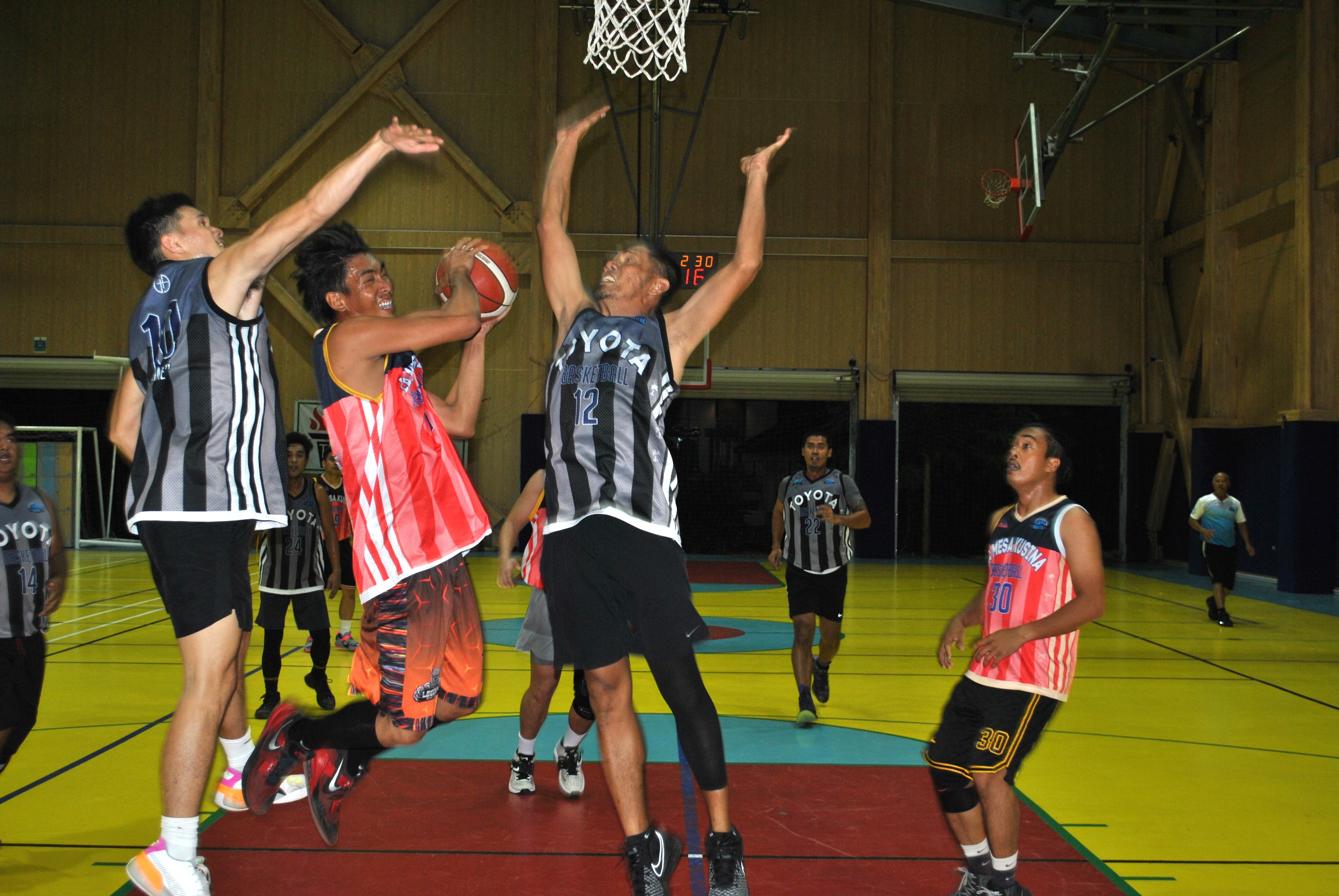 Eats Easy's Jaime Antonio double clutches in midair as two defenders contest his shot during a 2022 IT&E MIBL Fantasy Draft Tournament game Saturday at the ACS gym.