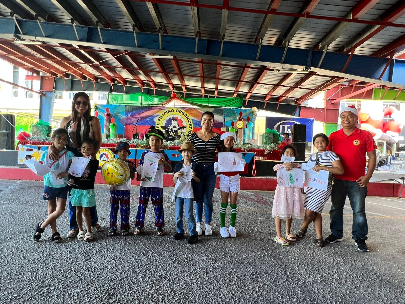 The drawing contest winners and participants with competition judges Abby Whang and Daisy Sablan, and United Filipino Organization President Marcelo Masilungan.