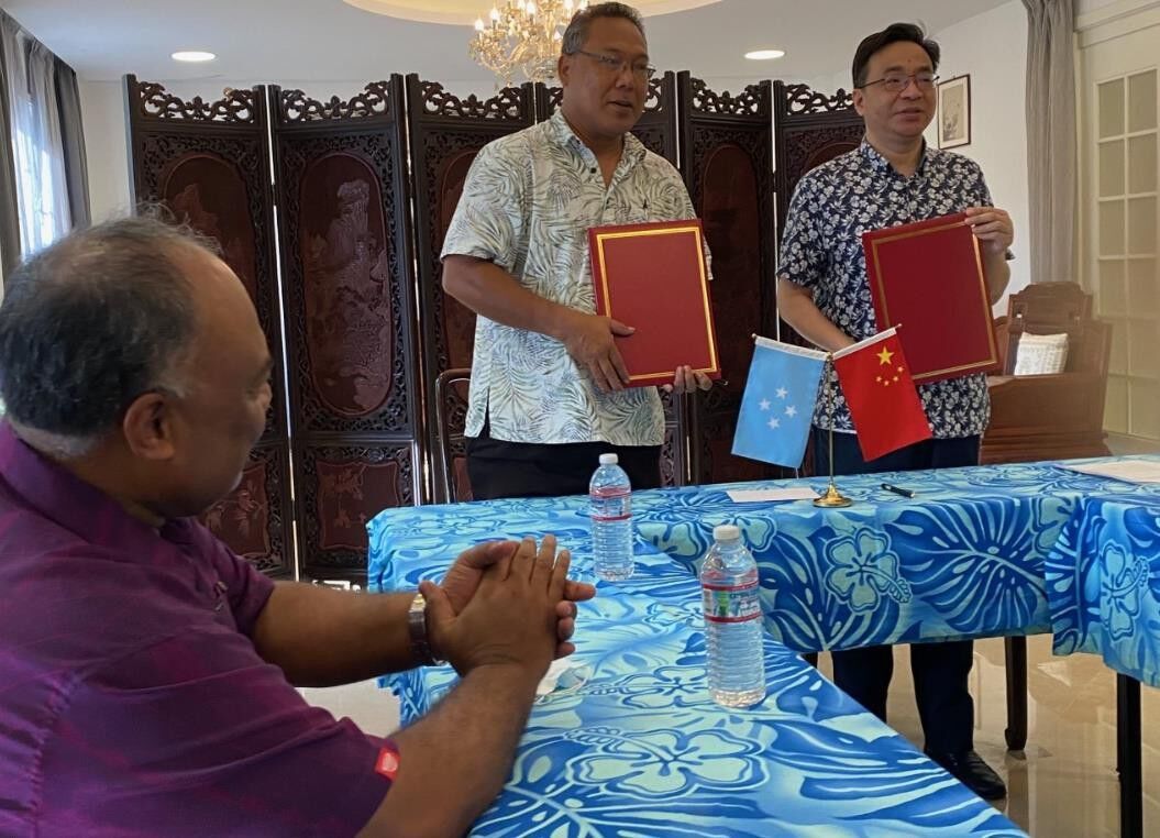 Kandhi A. Elieisar claps his hands after the signing ceremony.