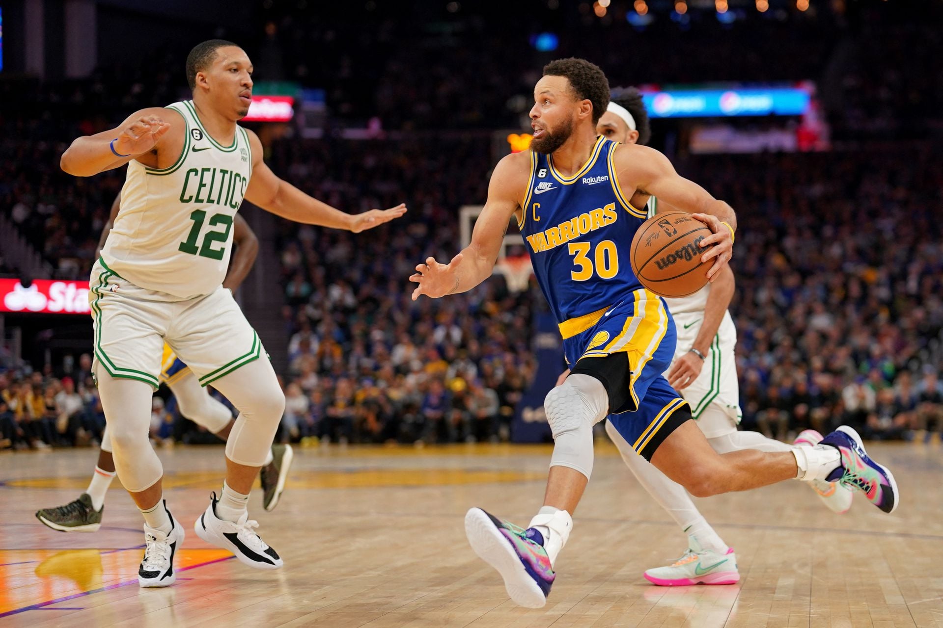 Golden State Warriors guard Stephen Curry (30) dribbles the ball against Boston Celtics forward Grant Williams (12) in the fourth quarter at the Chase Center in San Francisco, California, Dec. 10, 2022.