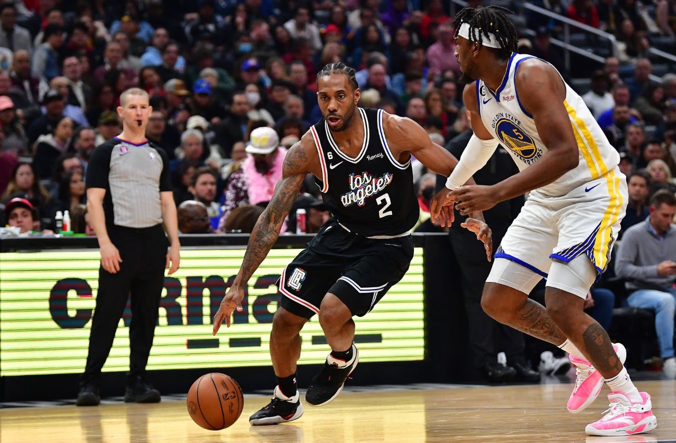 Los Angeles Clippers forward Kawhi Leonard (2) moves to the basket against Golden State Warriors forward Kevon Looney (5) during the first half at Crypto.com Arena Los Angeles, California, Feb. 14, 2023.