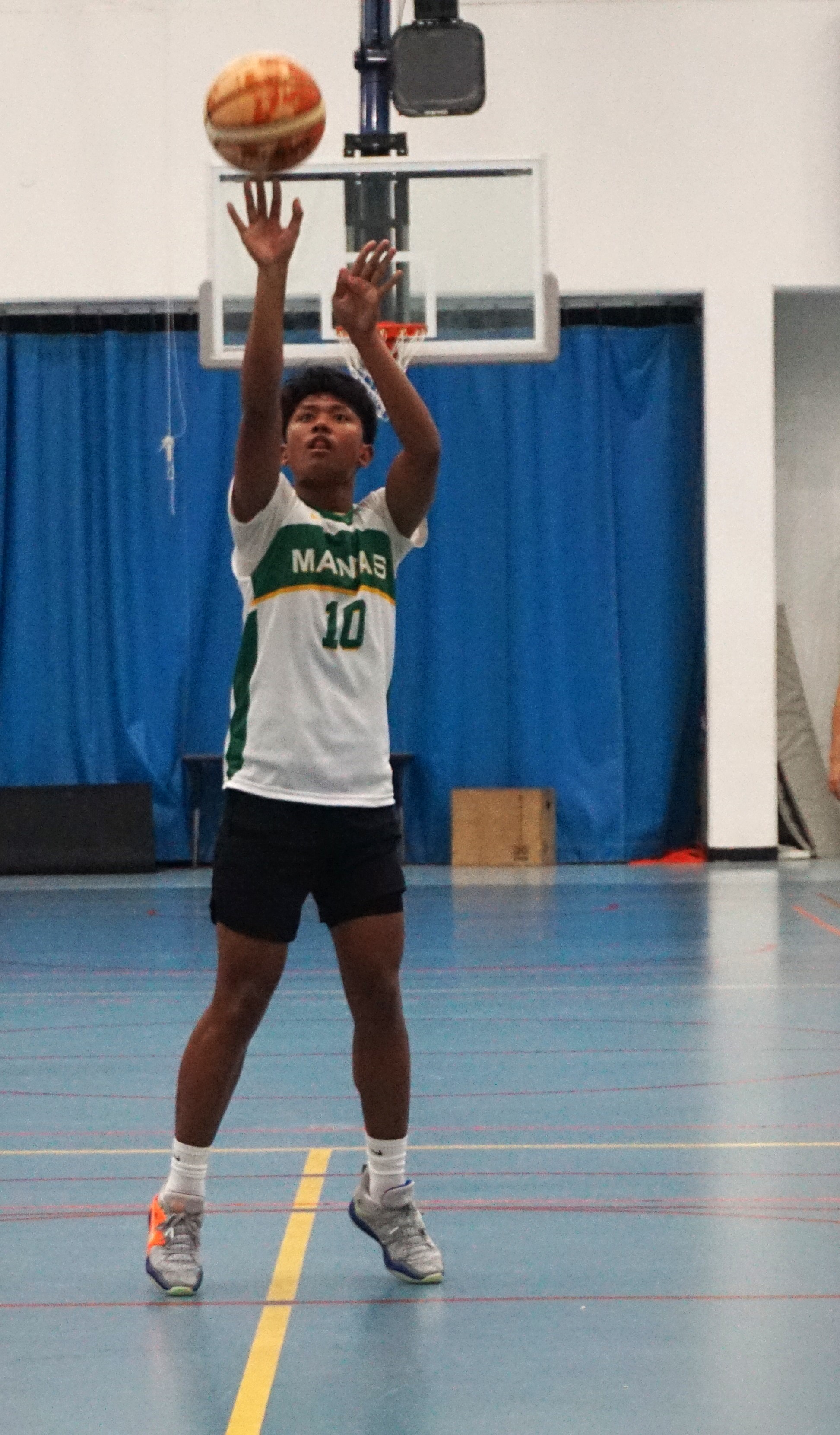 SSHS V's John Raquepo takes the free throw shot during a high school boys division game of the IT&E Interscholastic Basketball League at the MHS gym.