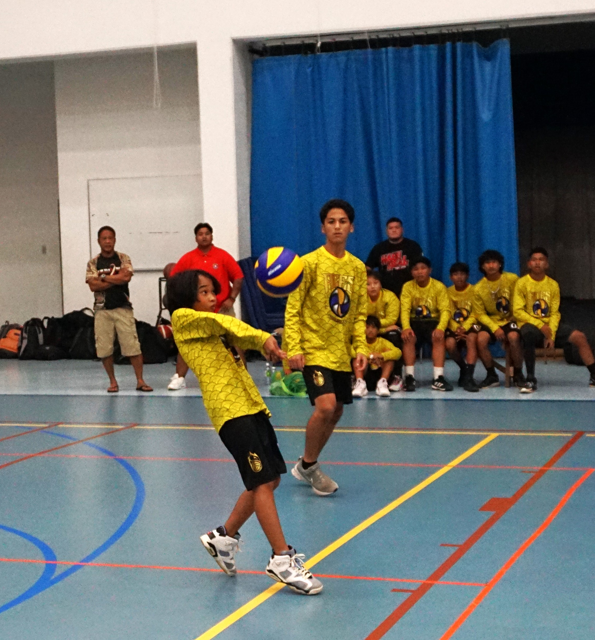 Dandan Middle School JV's Kyle Ayeras extends for the bump return during a boys middle school division game of the NMIVA-PSS Interscholastic Volleyball League at the MHS gym.