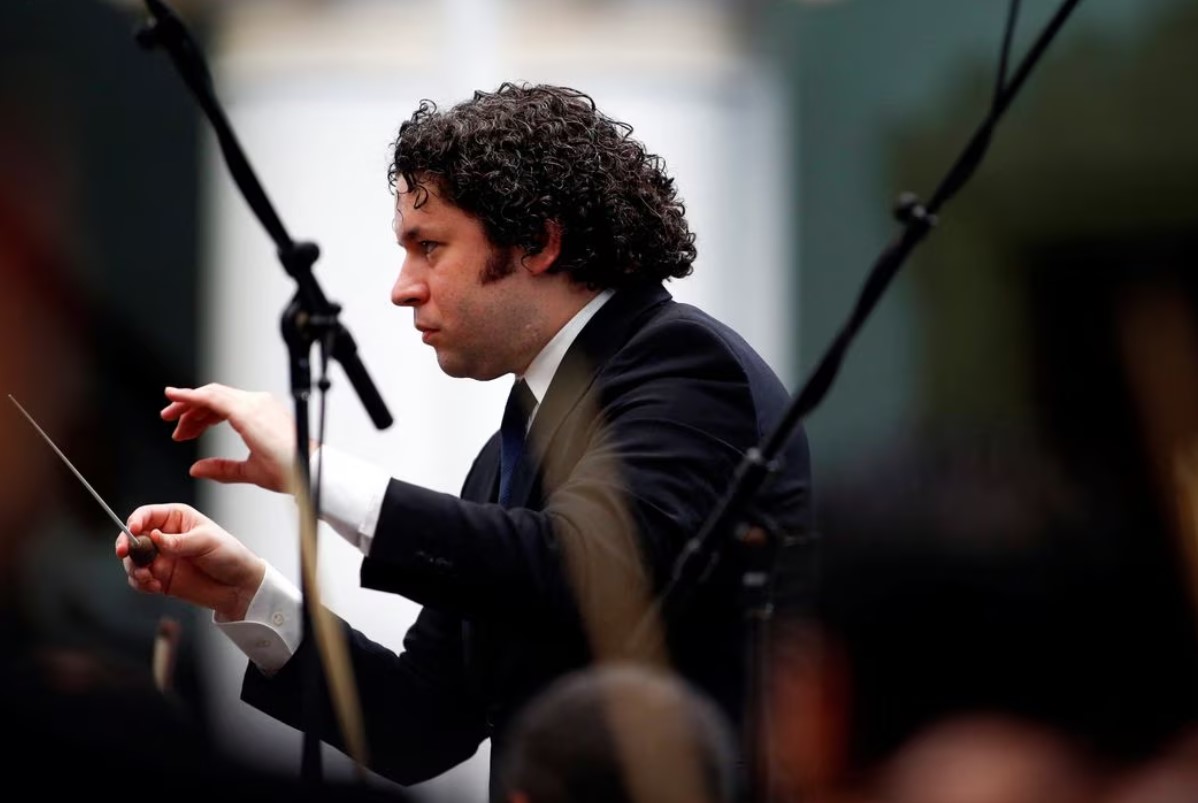 Venezuela's classical music superstar Gustavo Dudamel conducts a concert at the foreign ministry headquarters in Caracas Feb. 15, 2014.
