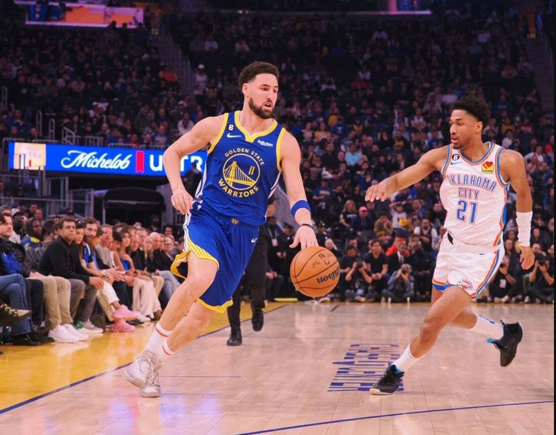 Golden State Warriors shooting guard Klay Thompson (11) controls the ball against Oklahoma City Thunder small forward Aaron Wiggins (21) at Chase Center in San Francisco, California, Feb. 6, 2023.
