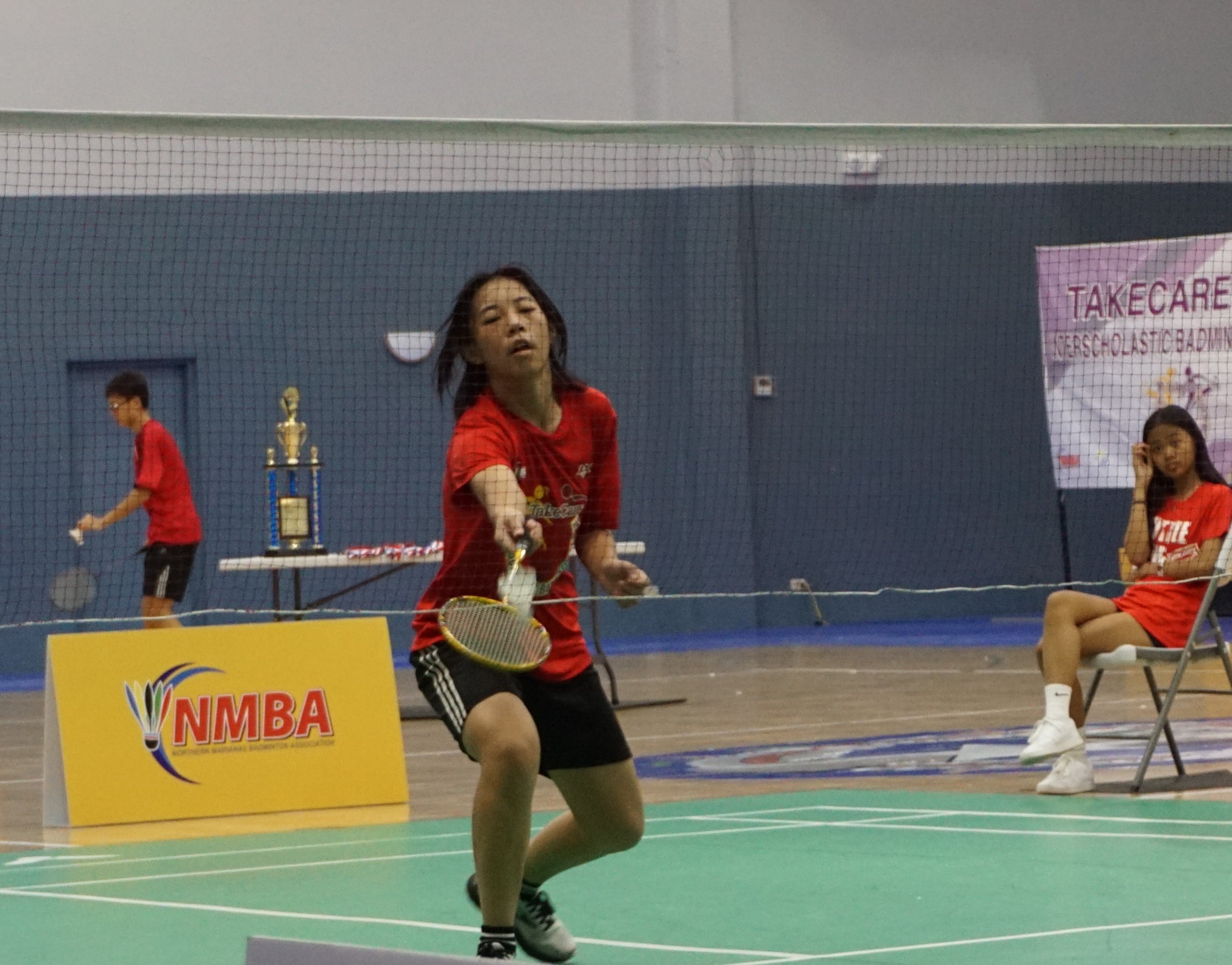 ACS 2's Eunice Xu extends for a net return.