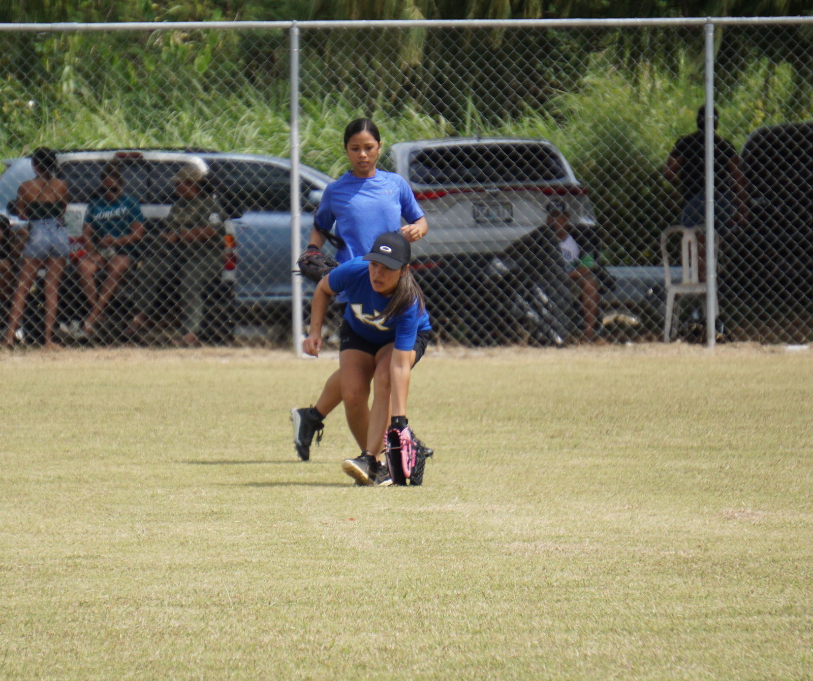 The Lady Blue Jays’ Rachel Salalila secures the grounder during a ladies division game of the 2023 Budweiser Belau Amateur Softball League at the Dandan baseball field.