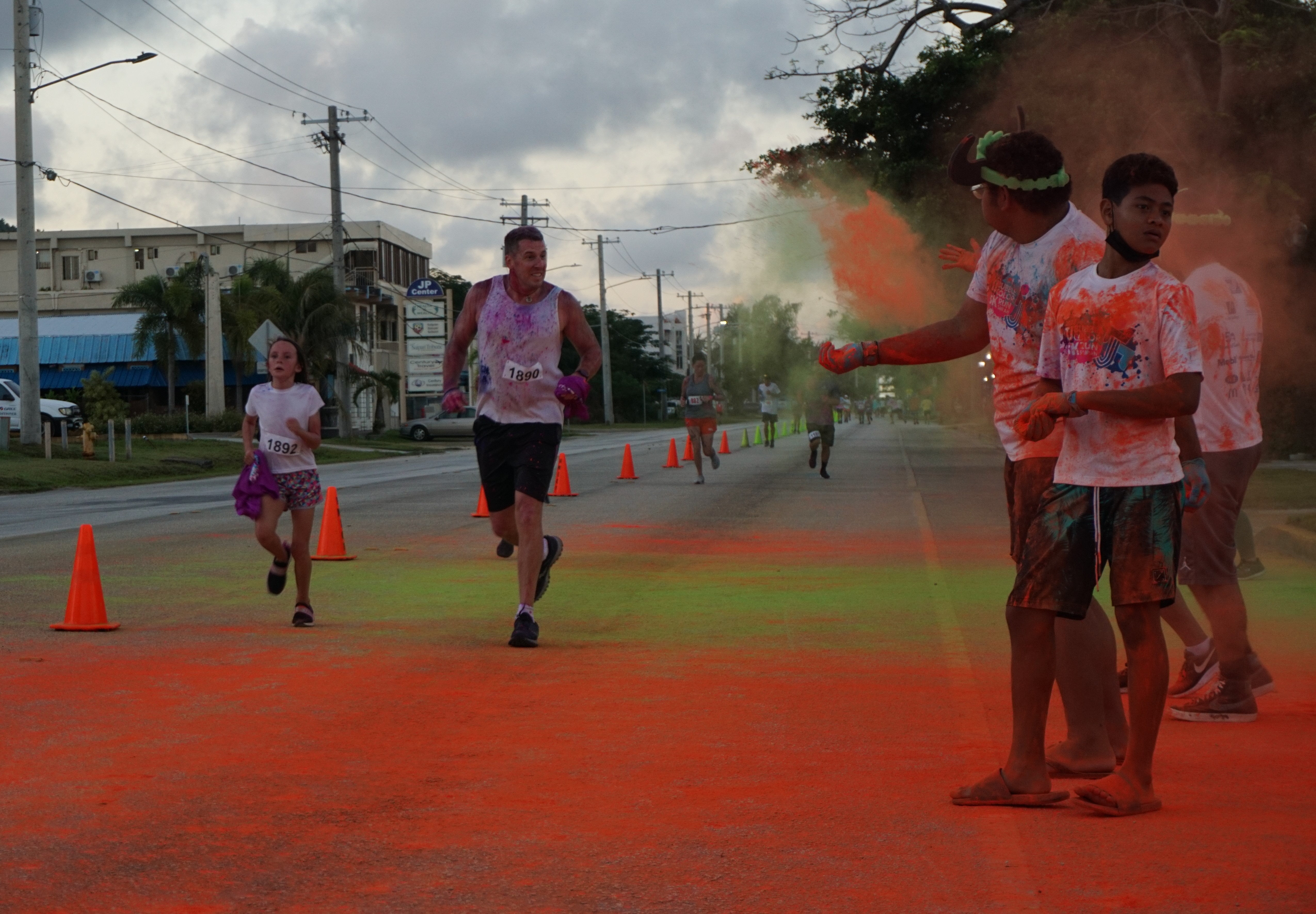 Travis Spaeth and daughter run through a color station.