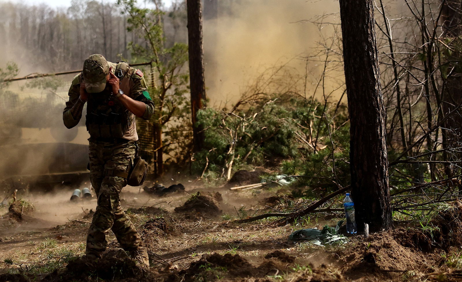 FILE PHOTO: A Ukrainian serviceman with the 95th Brigade fires artillery, amid Russia's attack on Ukraine, at the frontline in the region of Lyman, Ukraine, April 7, 2023. REUTERS/Kai Pfaffenbach