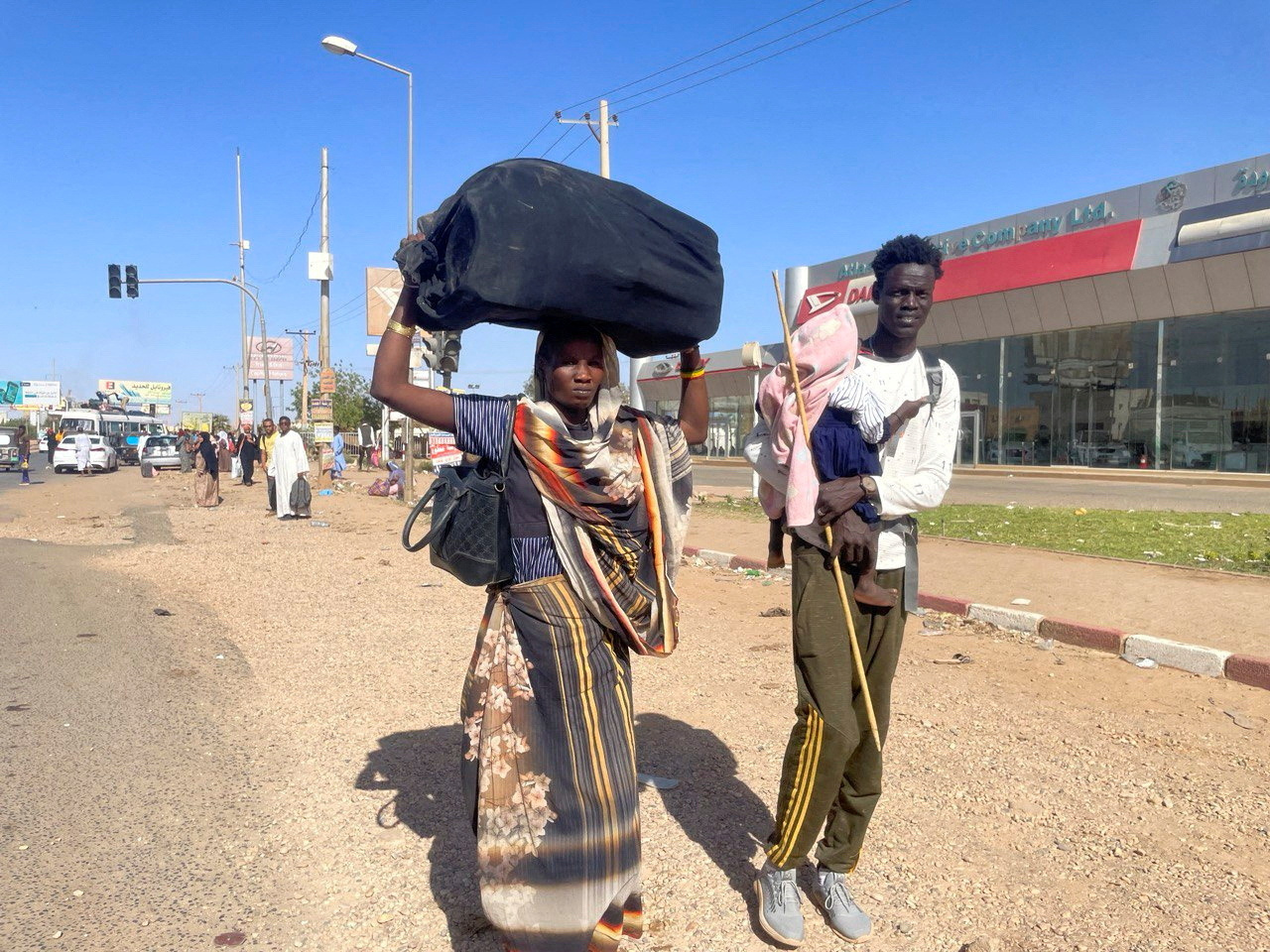 People gather at the station to flee from Khartoum during clashes between the paramilitary Rapid Support Forces and the army in Khartoum, Sudan April 19, 2023. REUTERS/El-Tayeb Siddig