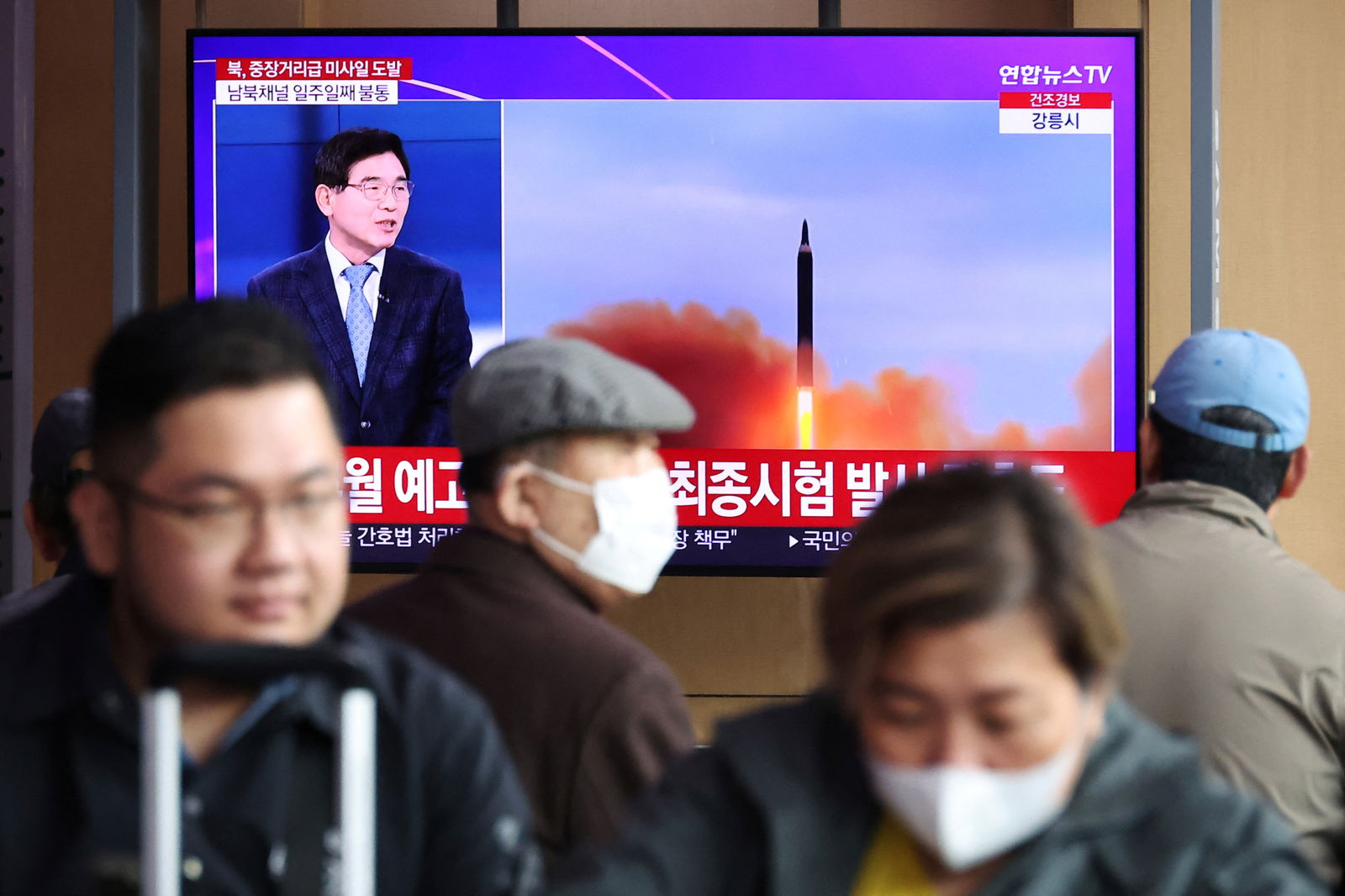 People watch a TV broadcasting a news report on North Korea firing a ballistic missile of intermediate range or longer, at a railway station in Seoul, South Korea, April 13, 2023. REUTERS/Kim Hong-Ji