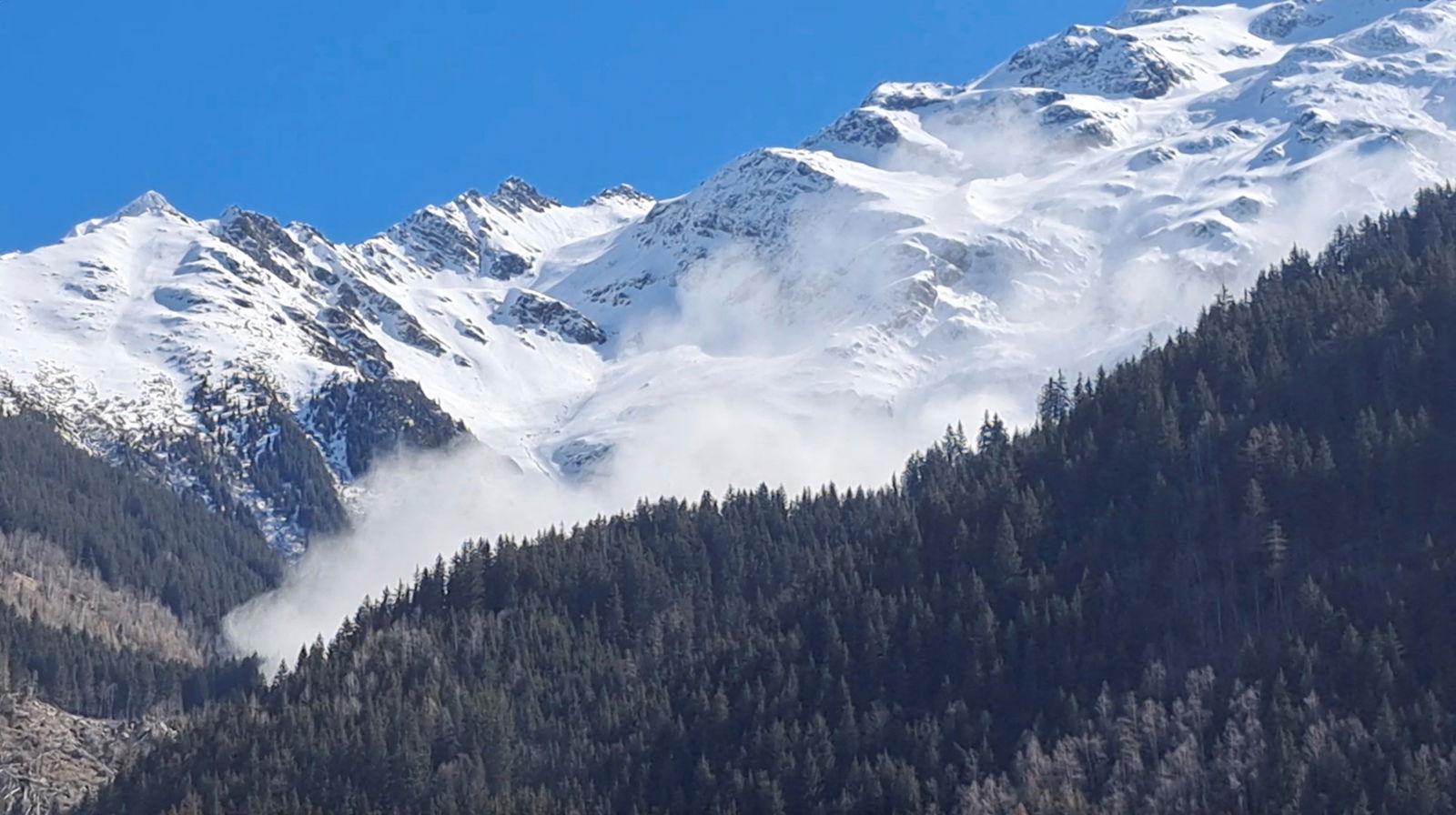 A general view shows an avalanche in the French Alps, in Les Contamines-Montjoie, France, April 9, 2023 in this still image obtained from a social media video. Domaine Skiable des Contamines-Montjoie SECMH / Twitter @domaineskiable via REUTERS