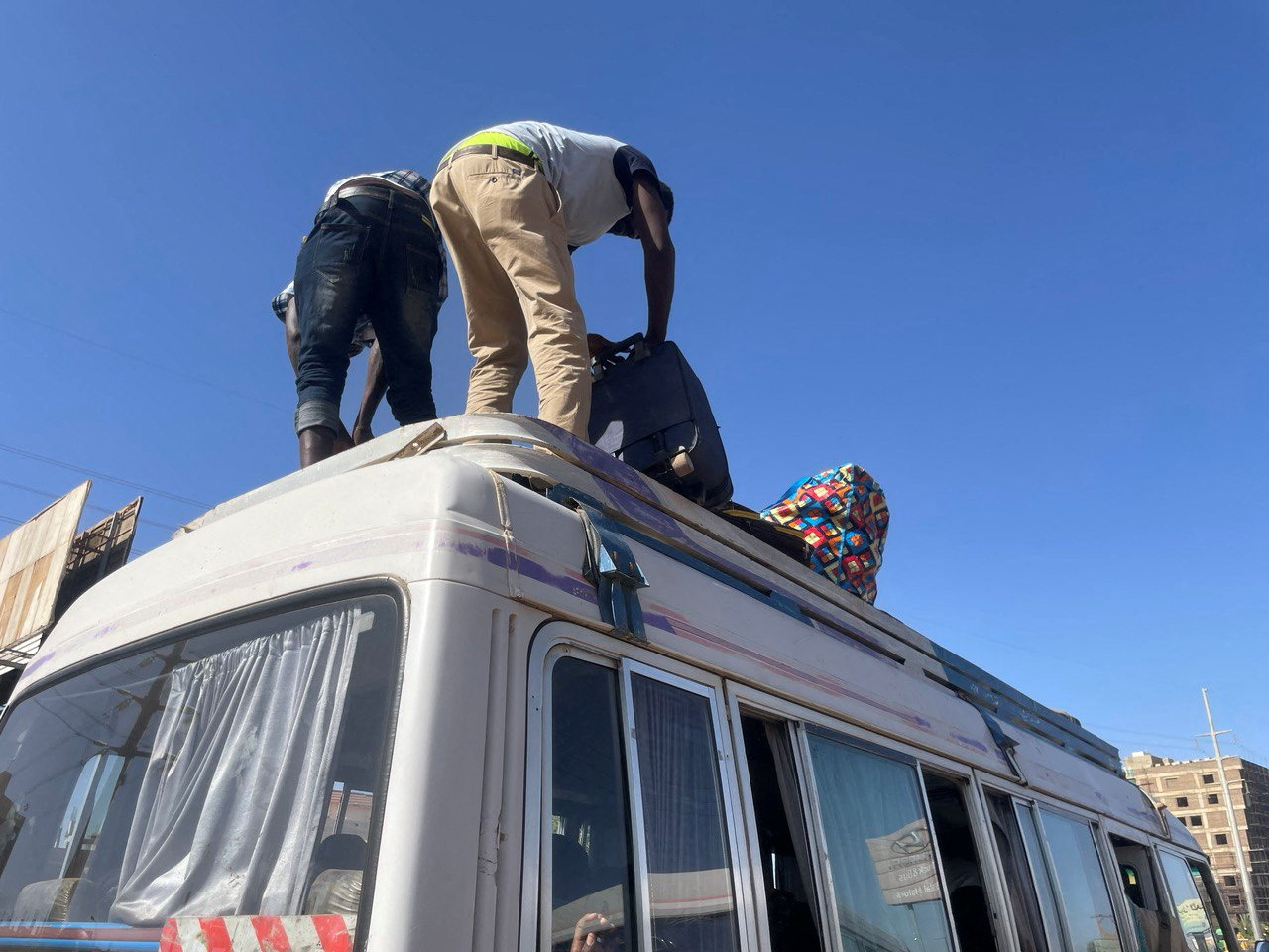 People gather at the station to flee from Khartoum during clashes between the paramilitary Rapid Support Forces and the army in Khartoum, Sudan April 19, 2023. REUTERS/El-Tayeb Siddig