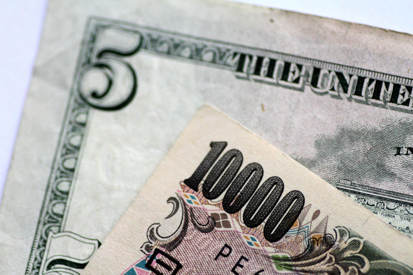 FILE PHOTO: U.S. Dollar and Japan Yen notes are seen in this picture illustration June 2, 2017. REUTERS/Thomas White/Illustration