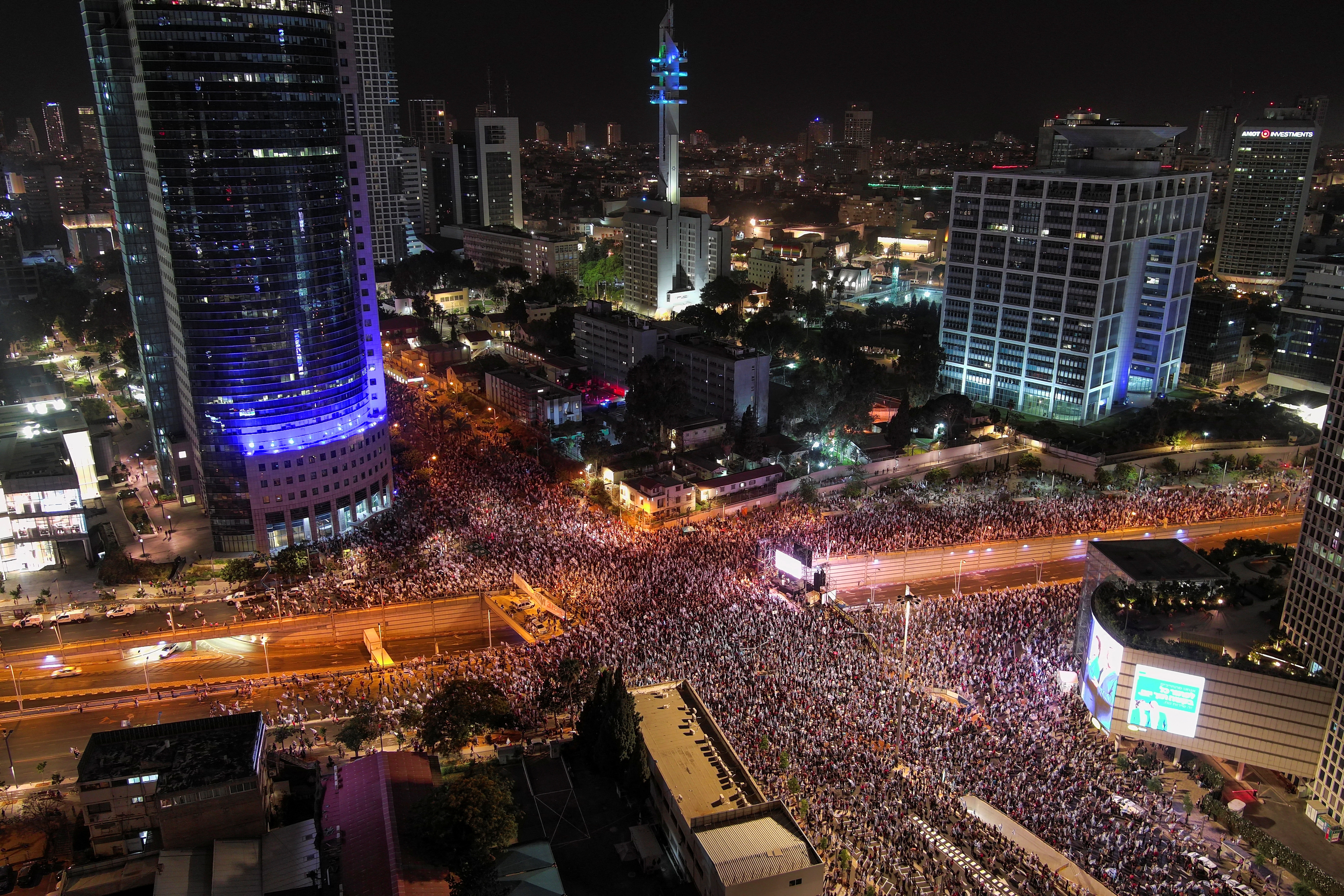 An aerial view shows protesters taking part in a demonstration against Israeli Prime Minister Benjamin Netanyahu and his nationalist coalition government's judicial overhaul, in Tel Aviv, Israel May 27, 2023. REUTERS/Ilan Rosenberg