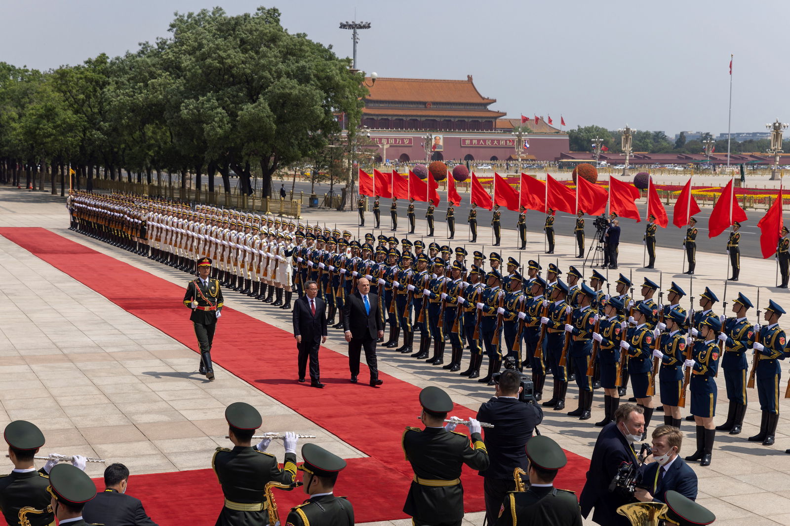 Russian Prime Minister Mikhail Mishustin and Chinese Premier Li Qiang attend a welcoming ceremony in Beijing, China, May 24, 2023. REUTERS/Thomas Peter/Pool
