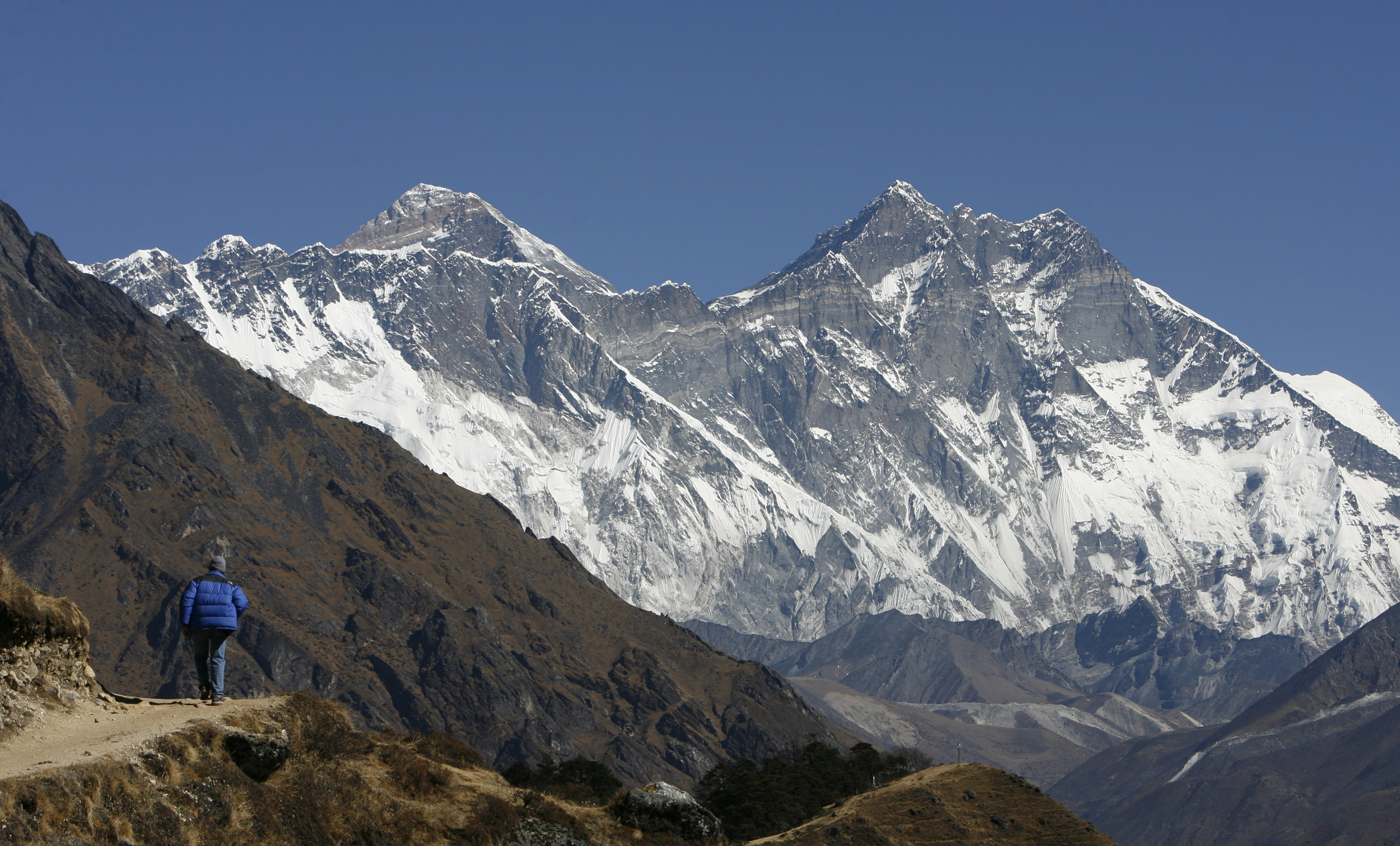 FILE PHOTO: A tourist looks at a view of Mt. Everest from the hills of Syangboche in Nepal December 3, 2009. REUTERS/Gopal Chitrakar
