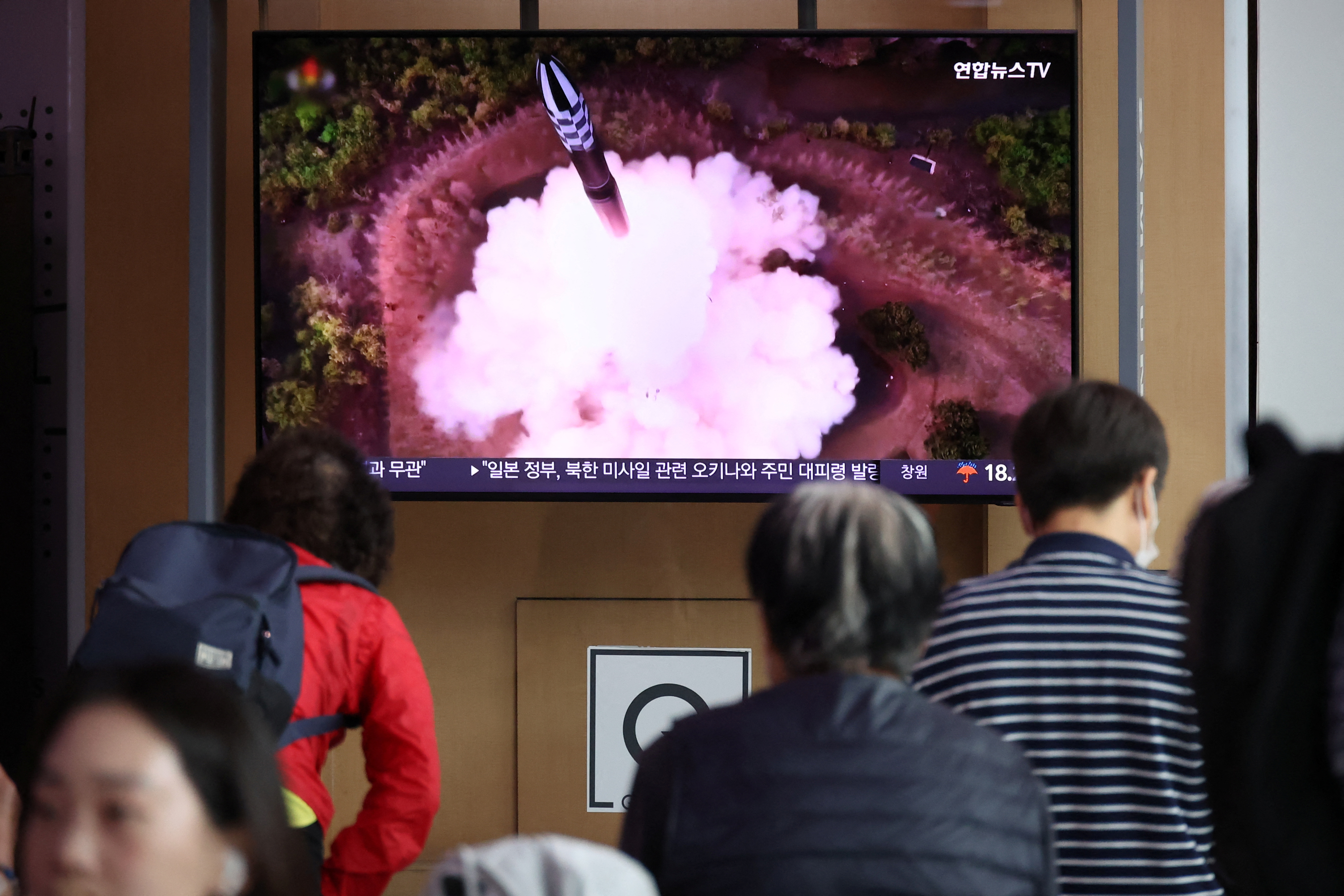 People watch a TV broadcasting a news report on North Korea firing what it called a space satellite toward the south, in Seoul, South Korea, May 31, 2023. REUTERS/Kim Hong-Ji